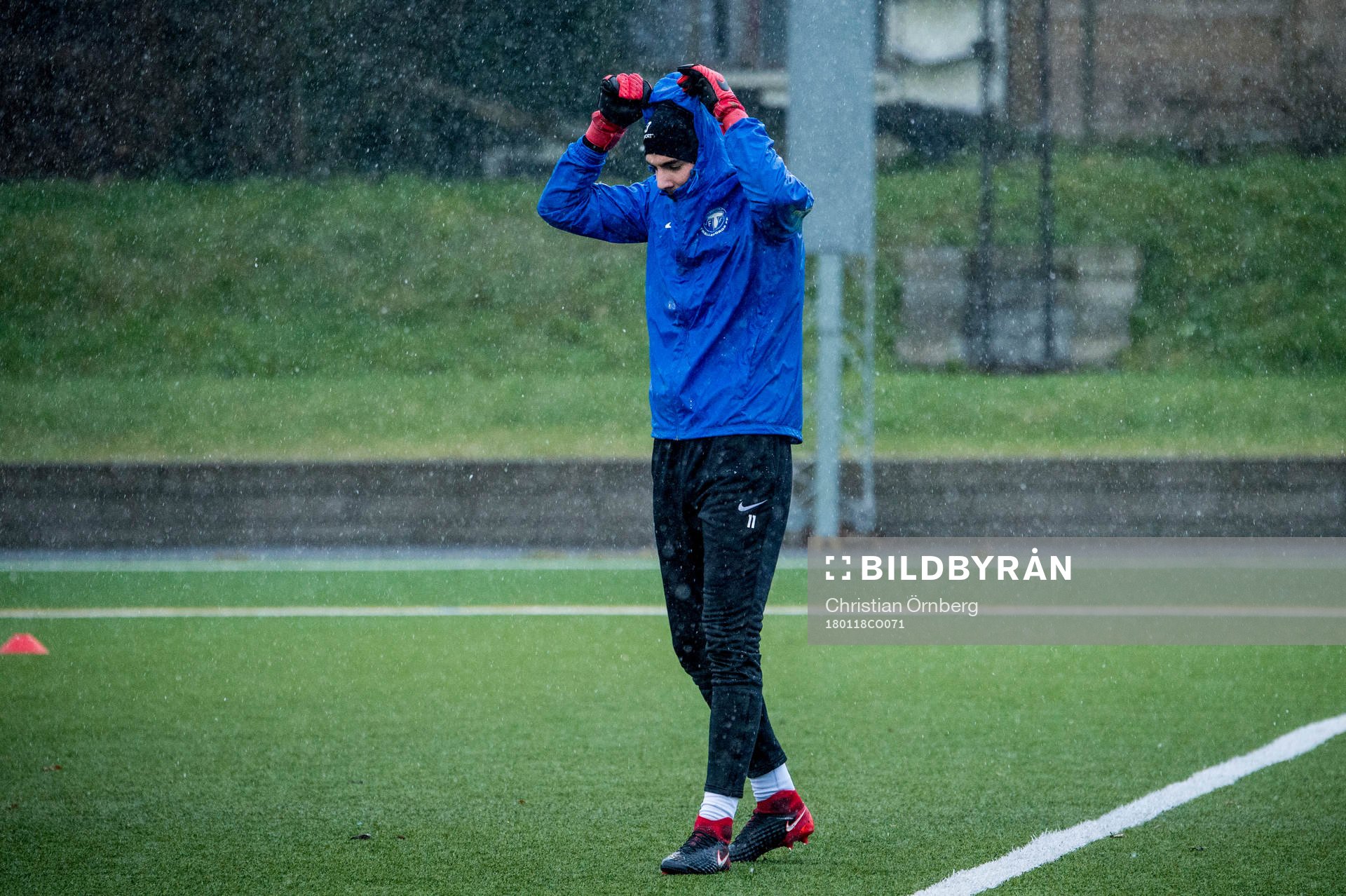 Målvakt Marko Johansson skyddar sig i snön