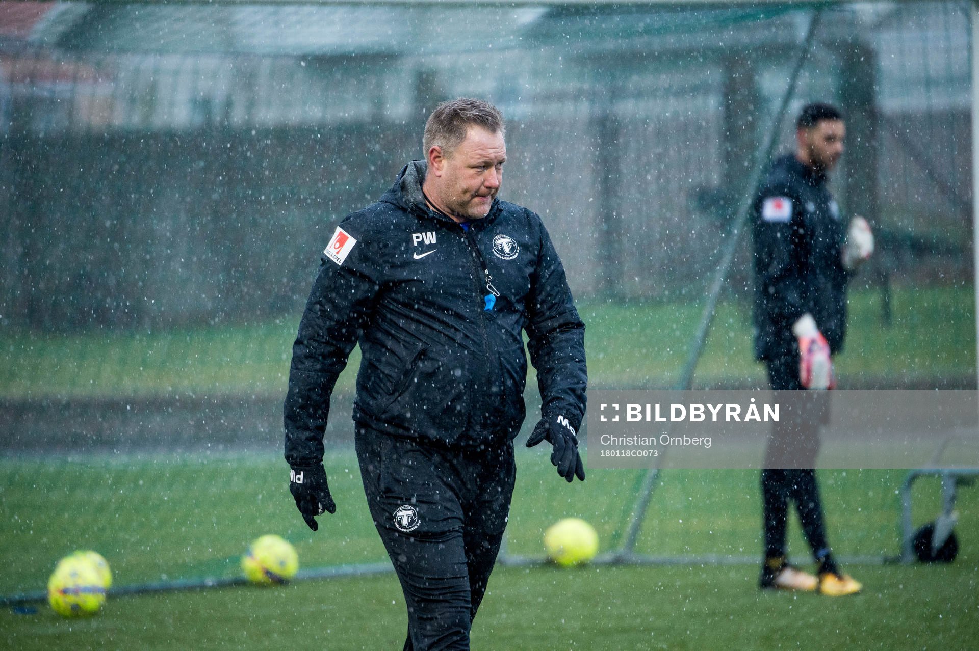Tränare Patrick Winqvist i snöfallet