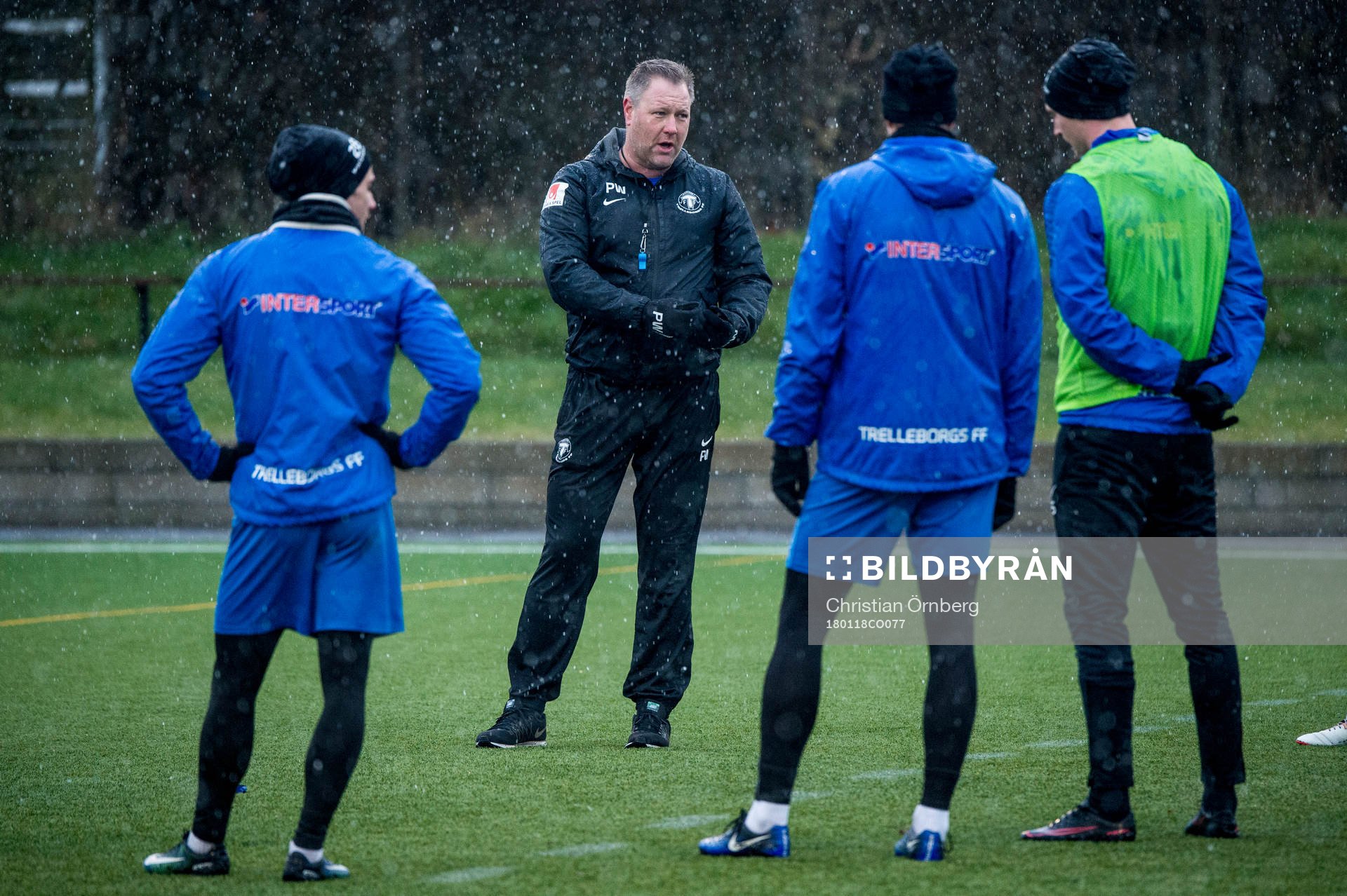 Tränare Patrick Winqvist med spelarna i snöfallet
