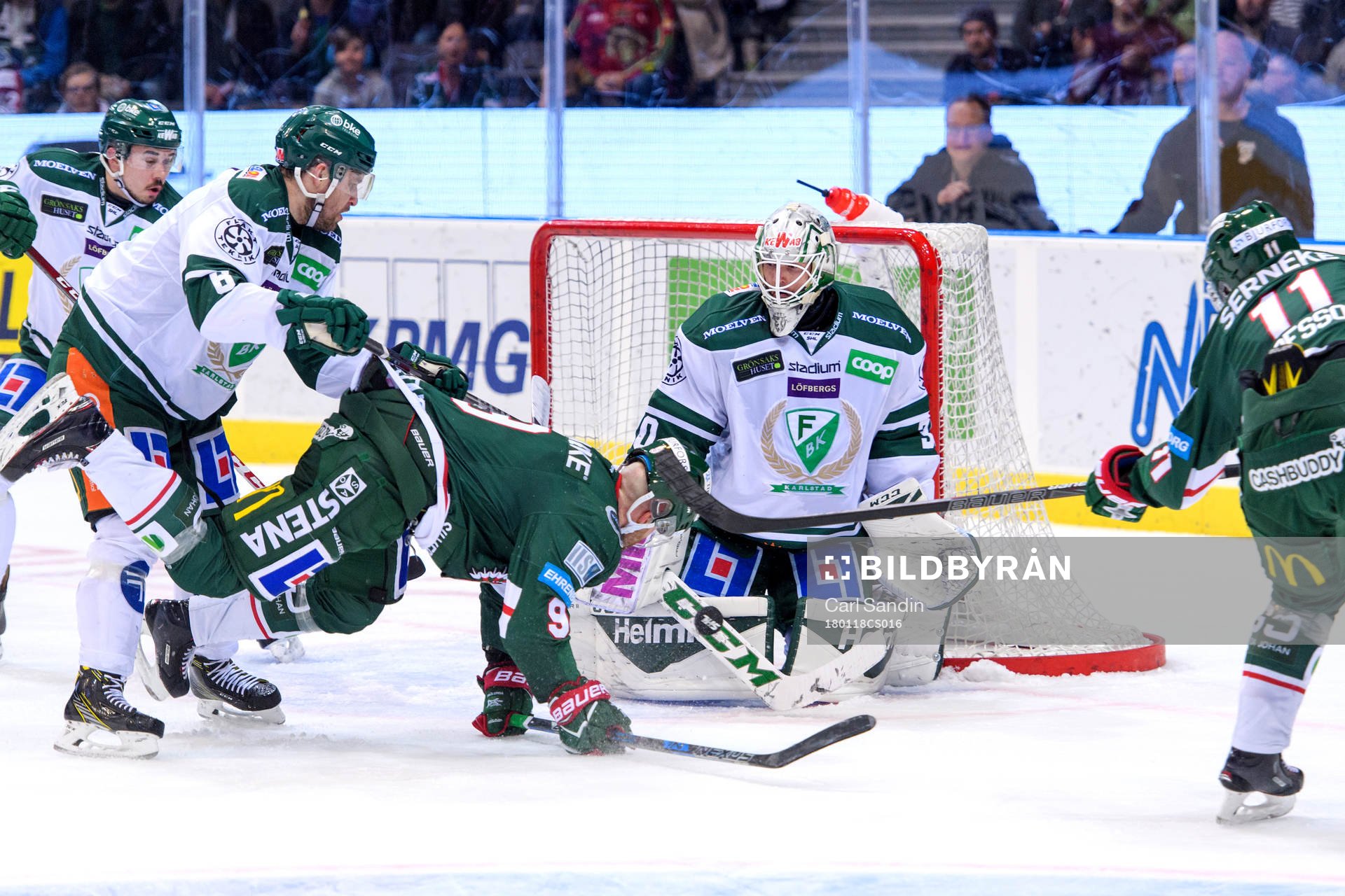 Färjestads Lucas Nordsäter tacklar Frölundas Jan Mursak