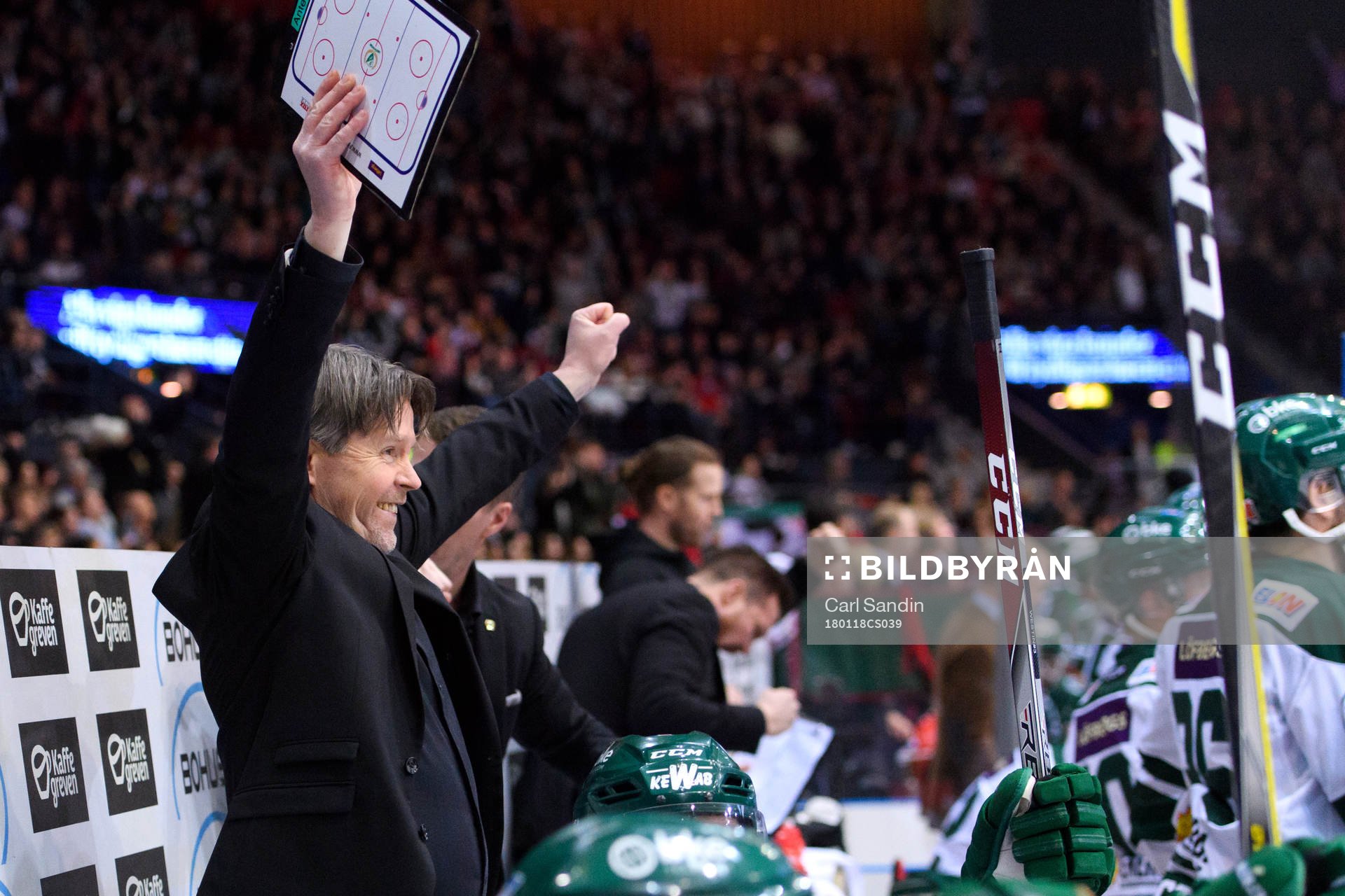 Färjestads assisterande tränare Anders Karlsson jublar
