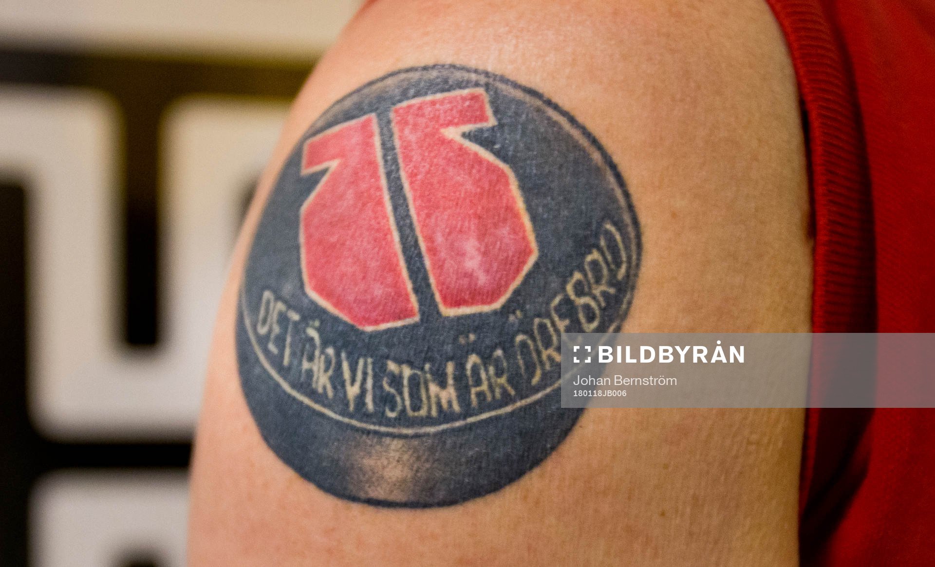 Örebrosupportern Peter Rylander visar upp sin tatuering