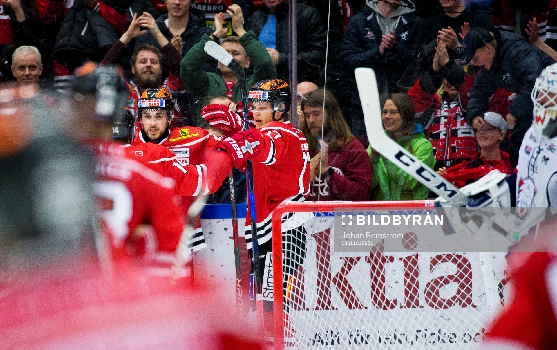 Örebros Daniel Viksten jublar med Jonathan Andersson vid