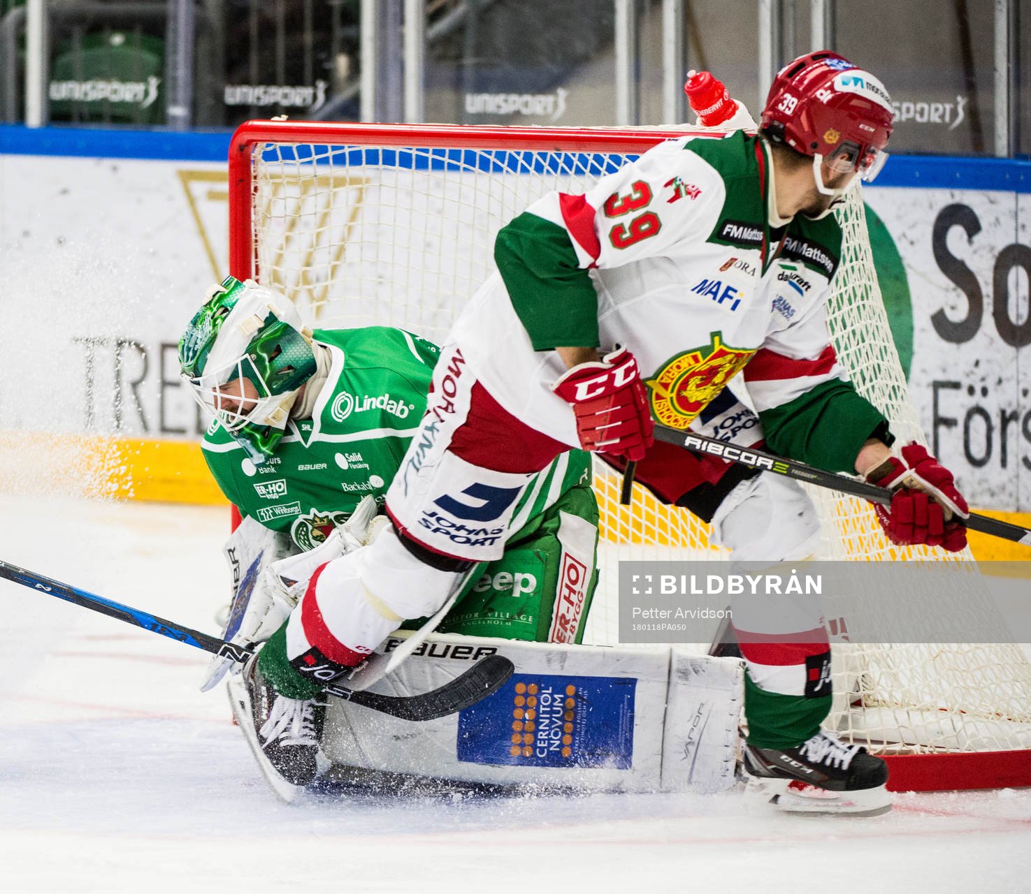 Moras Jacob Nilsson oroar vid Rögles målvakt Ville