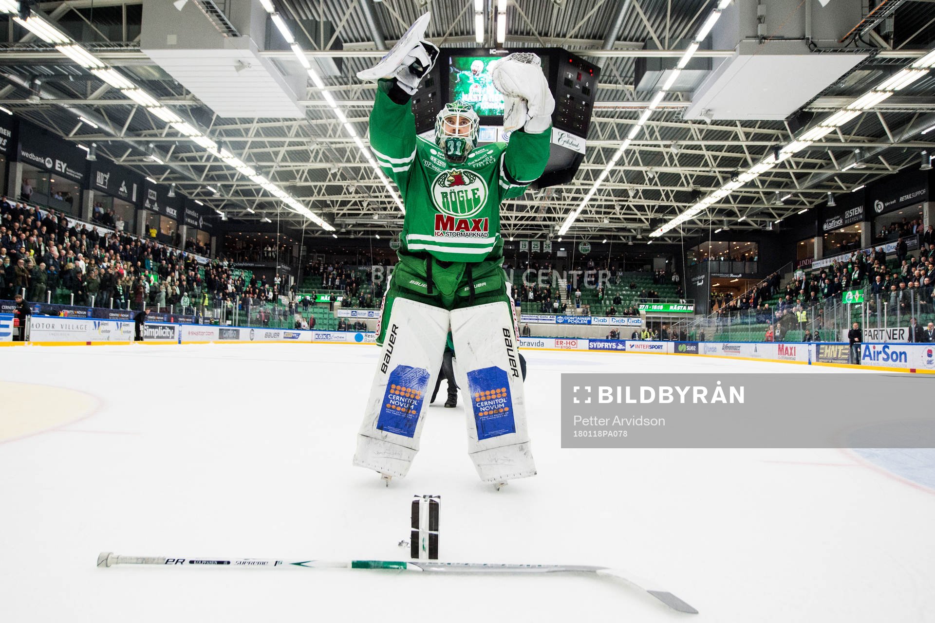 Rögles målvakt Ville Kolppanen jublar