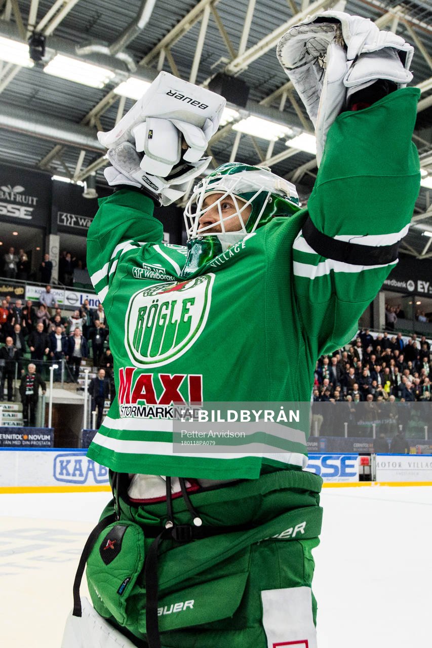 Rögles målvakt Ville Kolppanen jublar