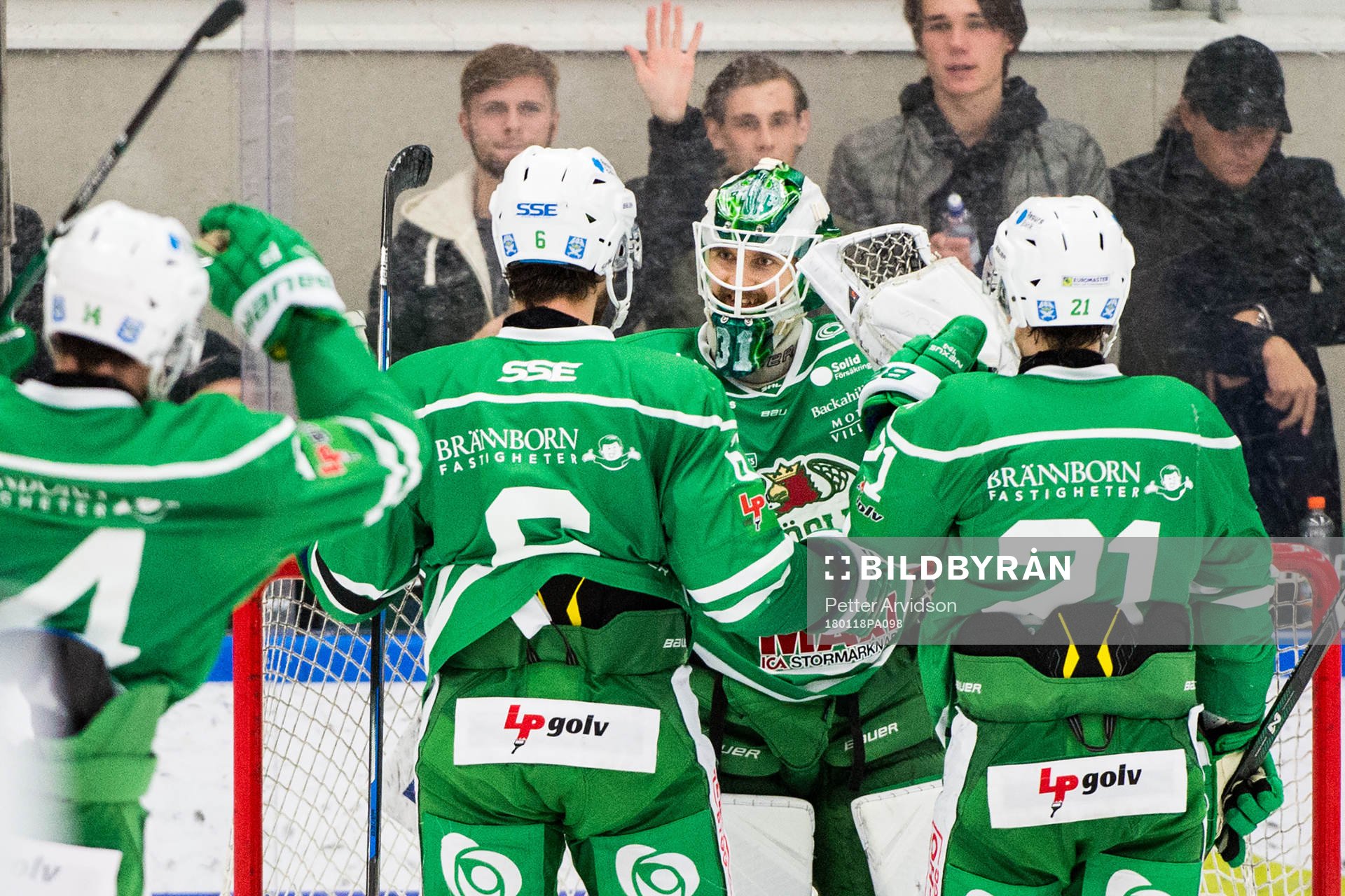 Rögles målvakt Ville Kolppanen jublar med lagkamraterna
