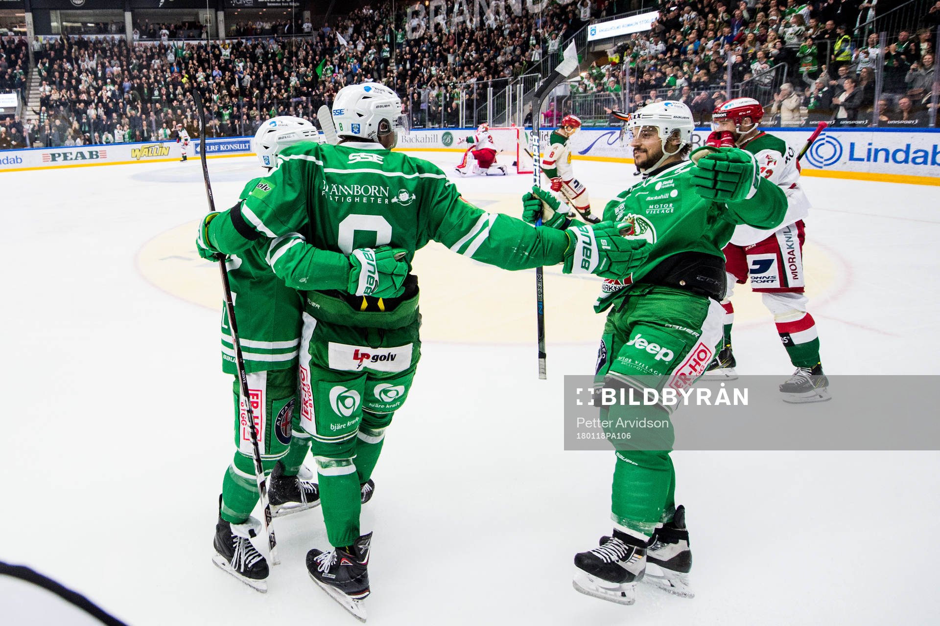 Rögles Linus Sandin jublar med Jack Connolly och Juhamatti