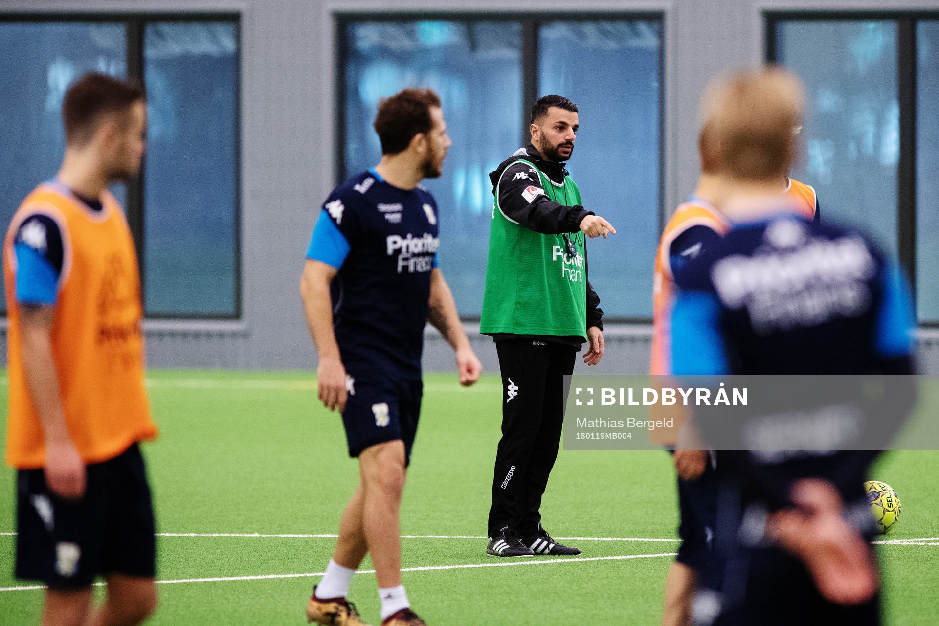 IFK Göteborgs tränare Poya Asbaghi instruerar spelarna