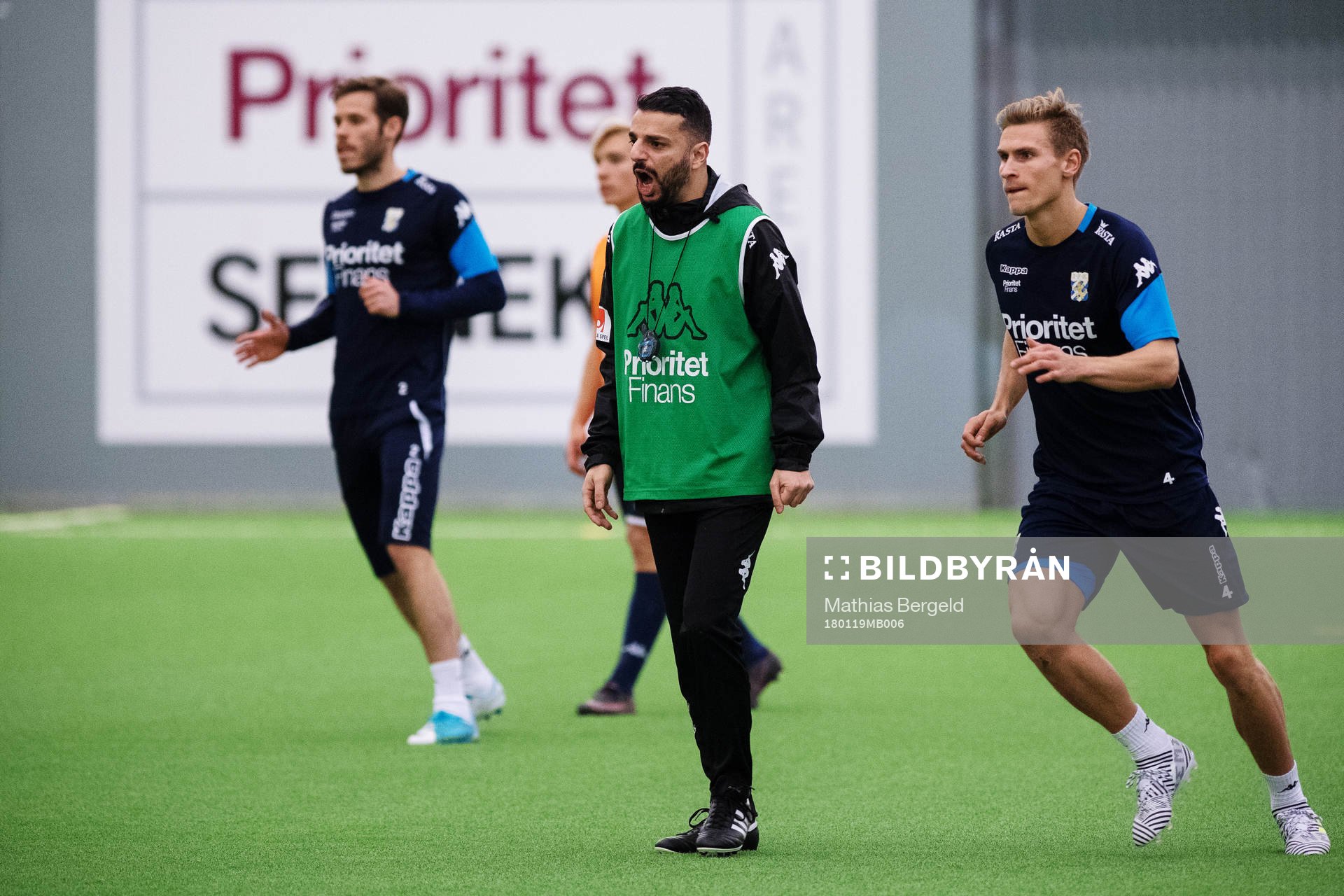 Tränare Poya Asbaghi instruerar spelarna