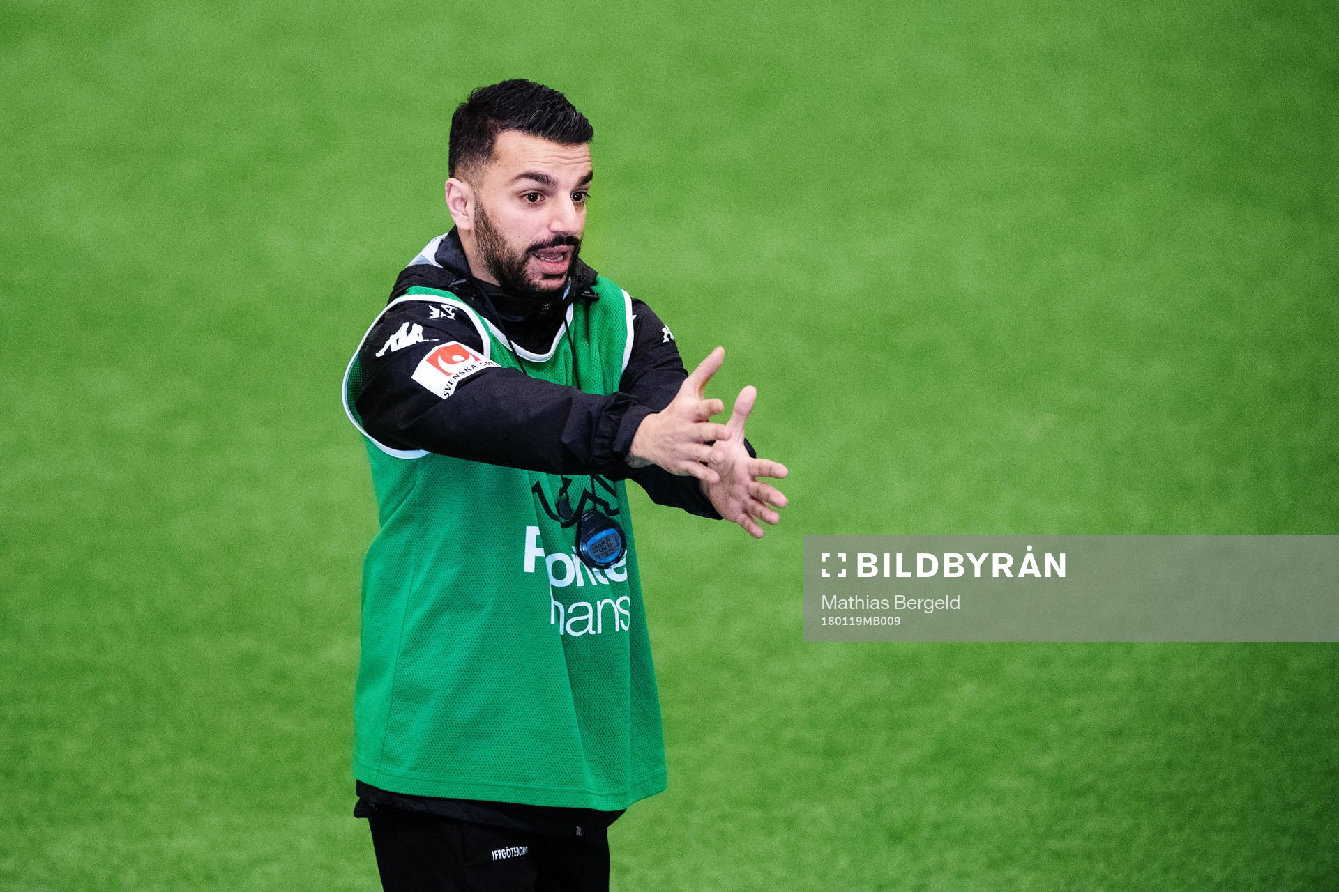 Tränare Poya Asbaghi gestikulerar när han instruerar