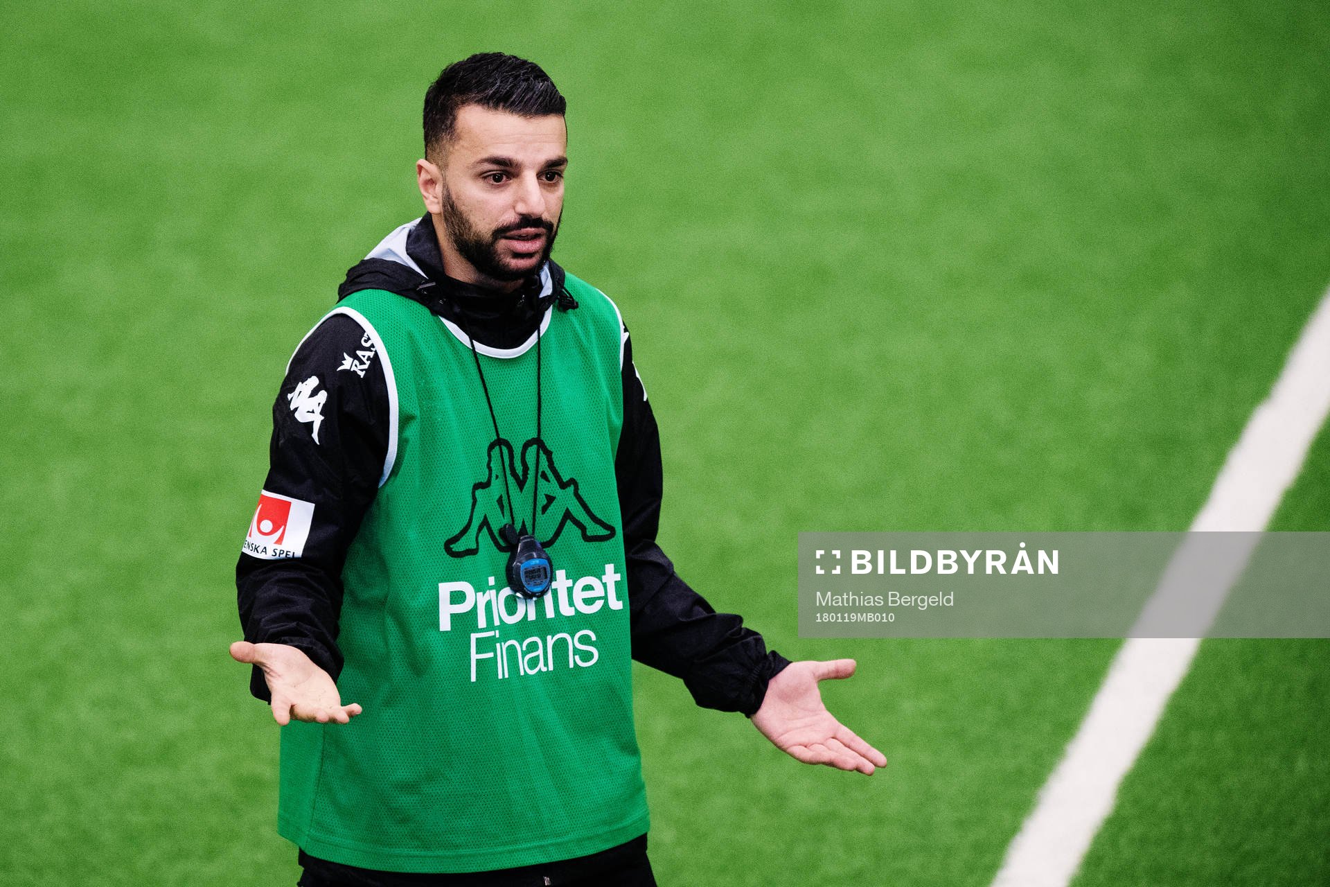 Tränare Poya Asbaghi gestikulerar när han instruerar