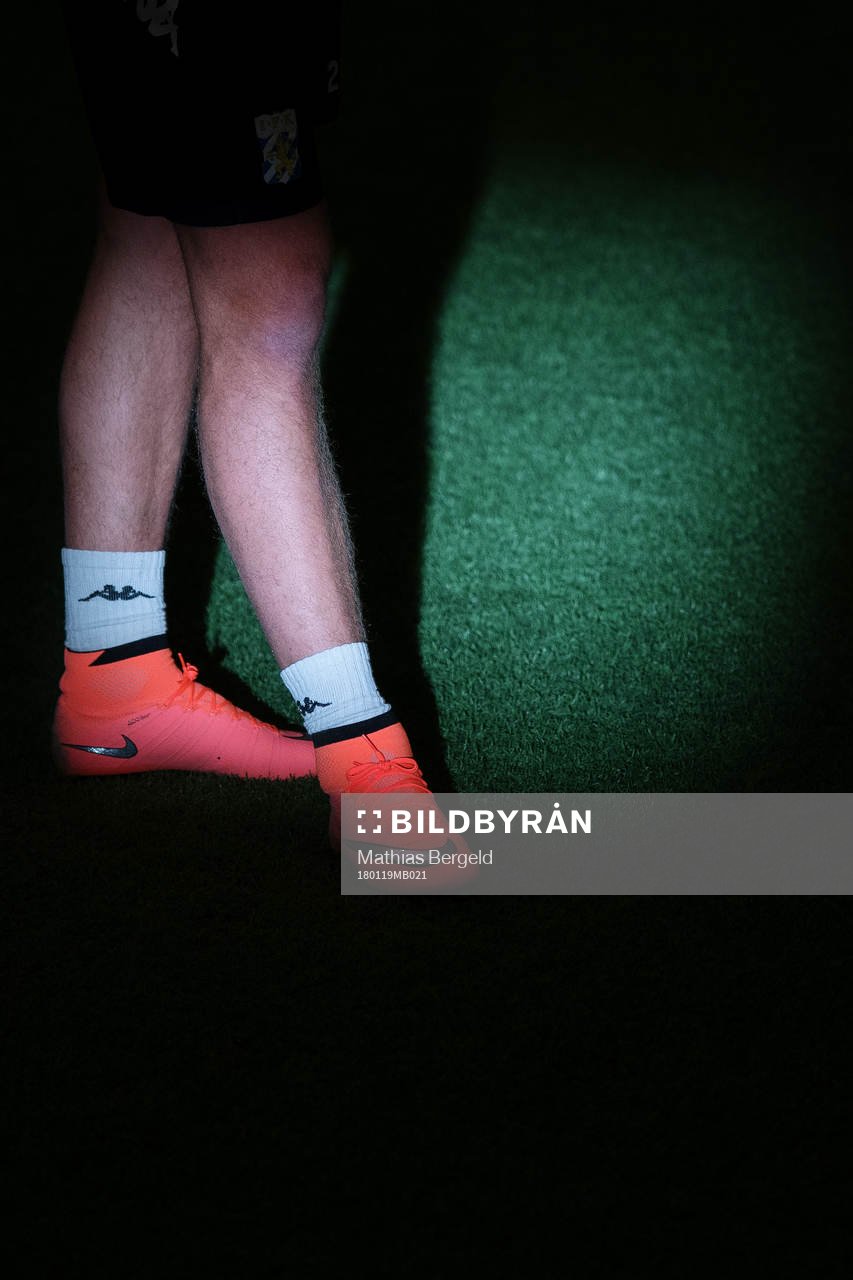 Ljuset faller på fotbollsskor tillhörande Sebastian