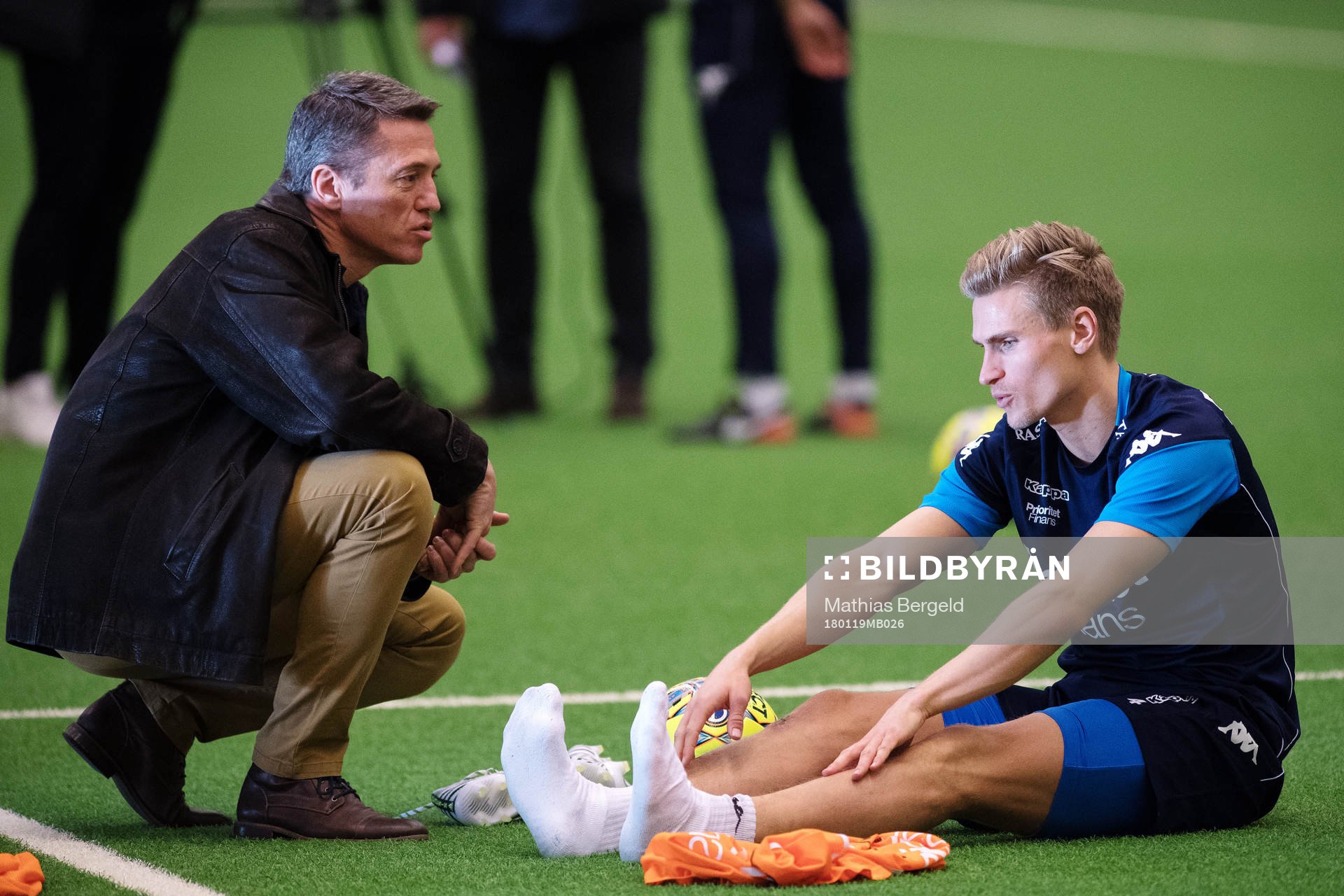 Sportchef Mats Gren diskuterar med Carl Starfelt
