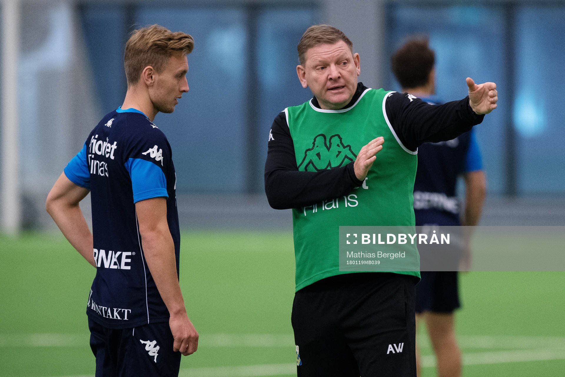 Assisterande tränare Alf Westerberg instruerar Sebastian