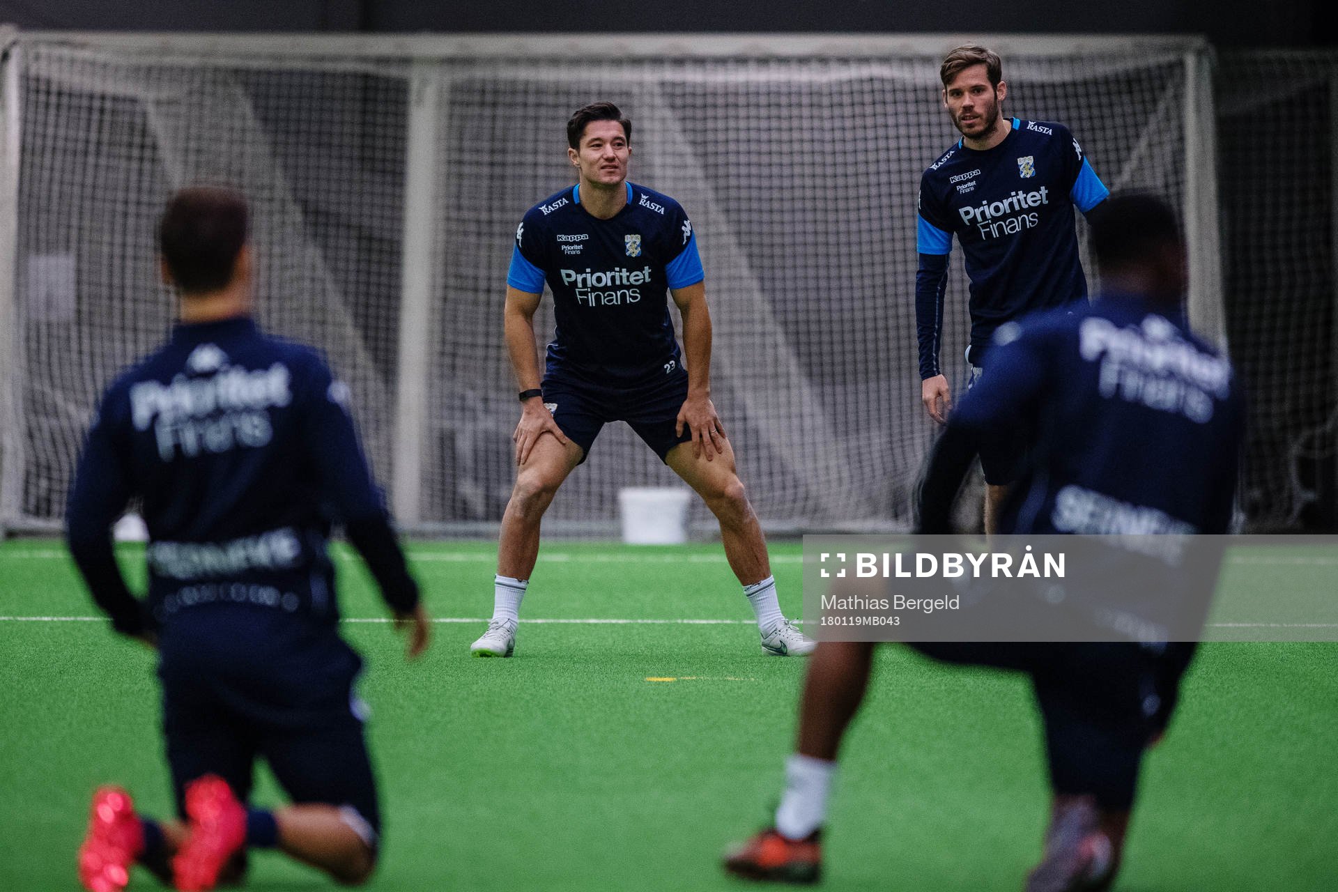 David Boo Wiklander och Emil Salomonsson stretchar