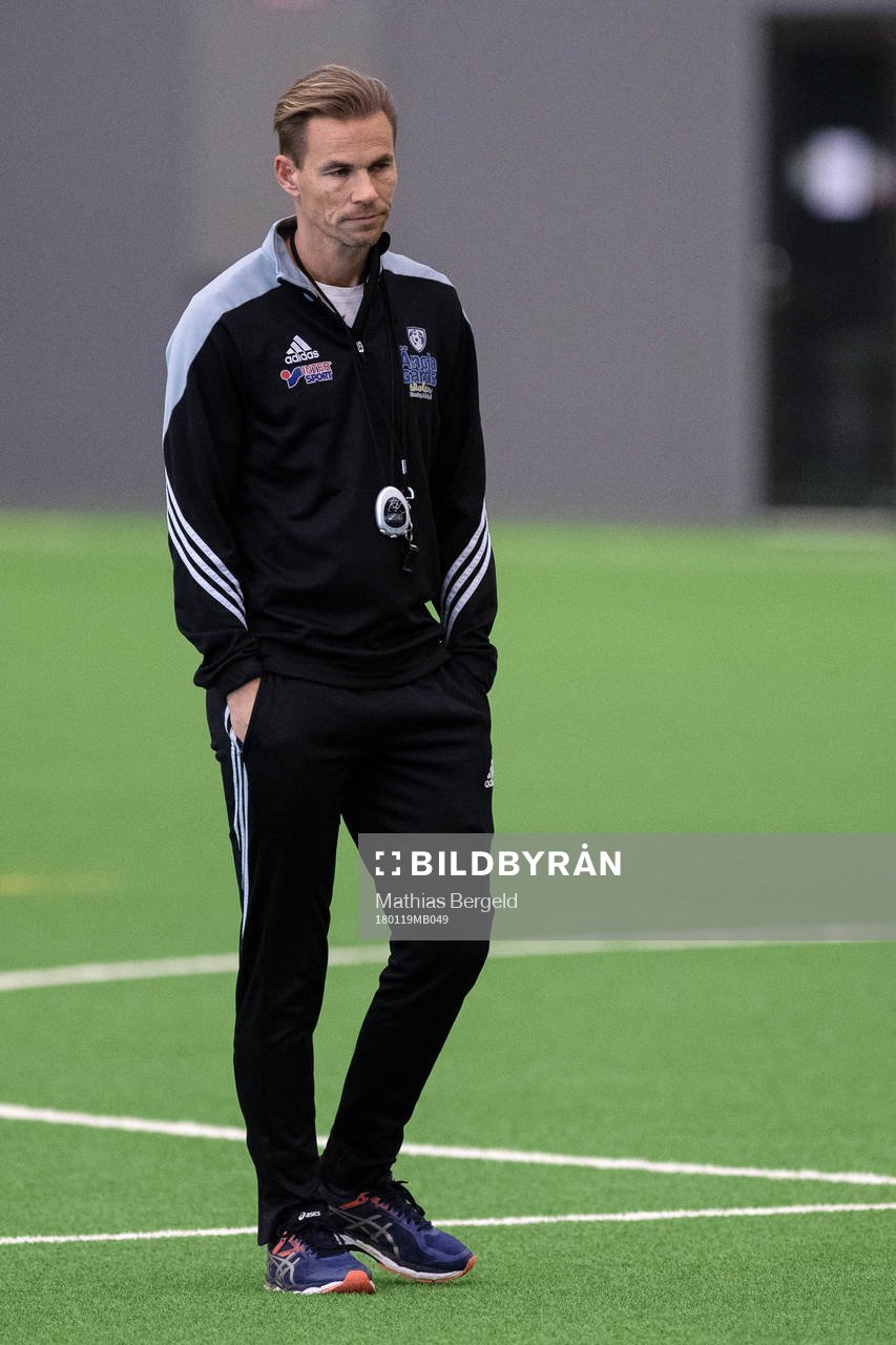 Niclas Alexandersson inför ett träningspass med Änglagårdsskolan efter en träning med det allsvenska fotbollslaget IFK Göteborg den 19 januari 2018 i Göteborg.