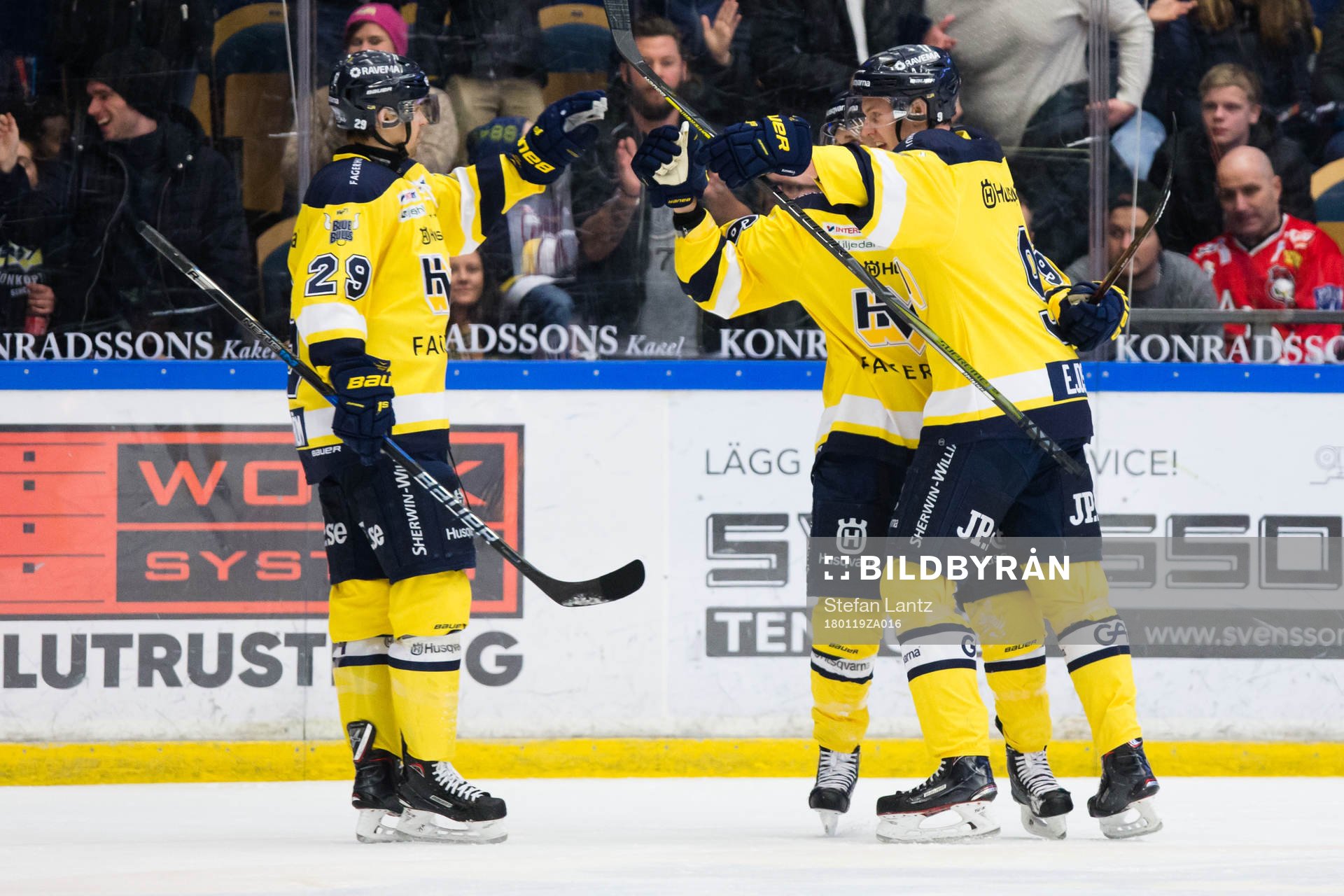 s David Ullström, Bill Sweatt och Victor Ejdsell jublar