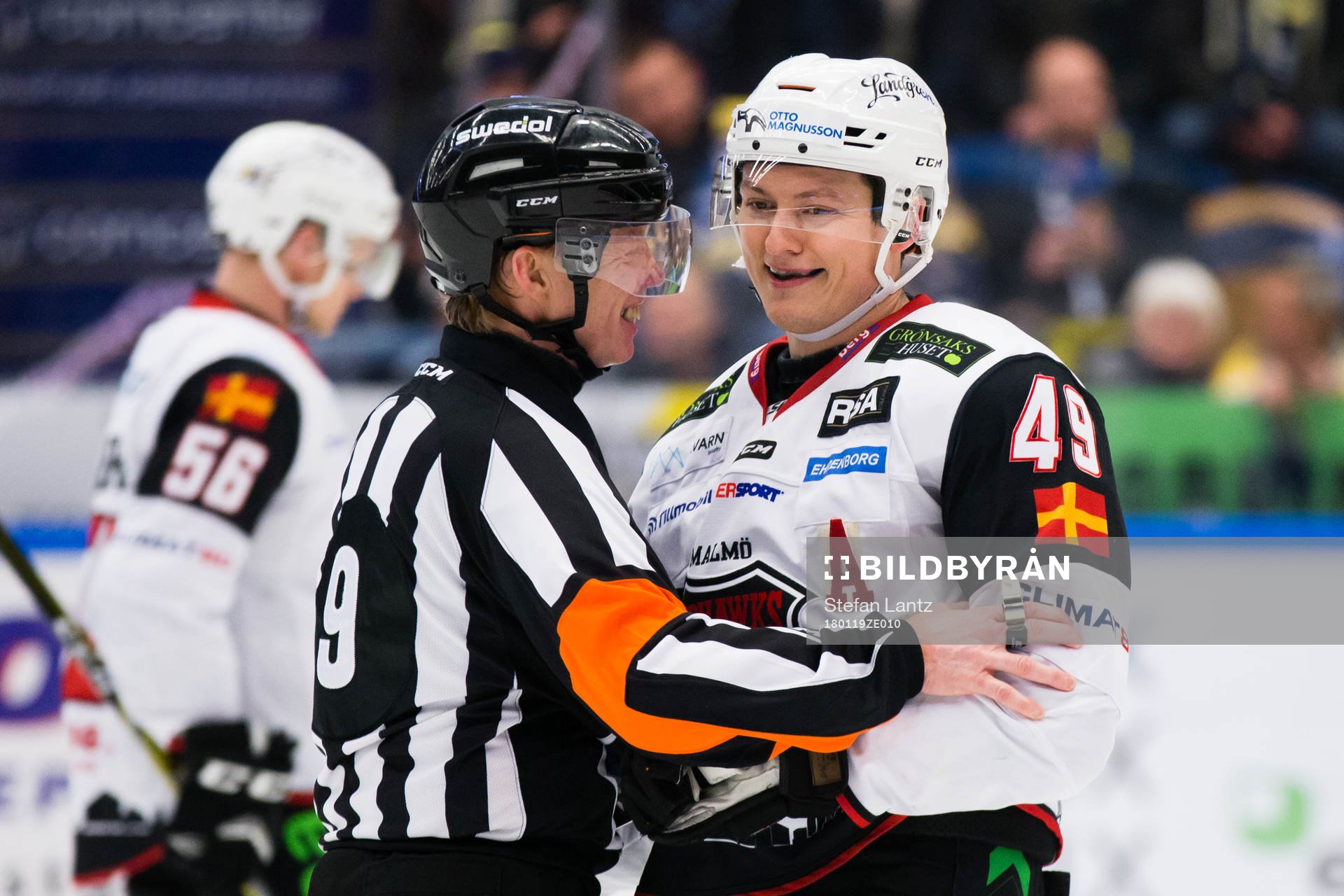 Domaren Pehr Claesson i samspråk med Malmö Redhawks Rhett