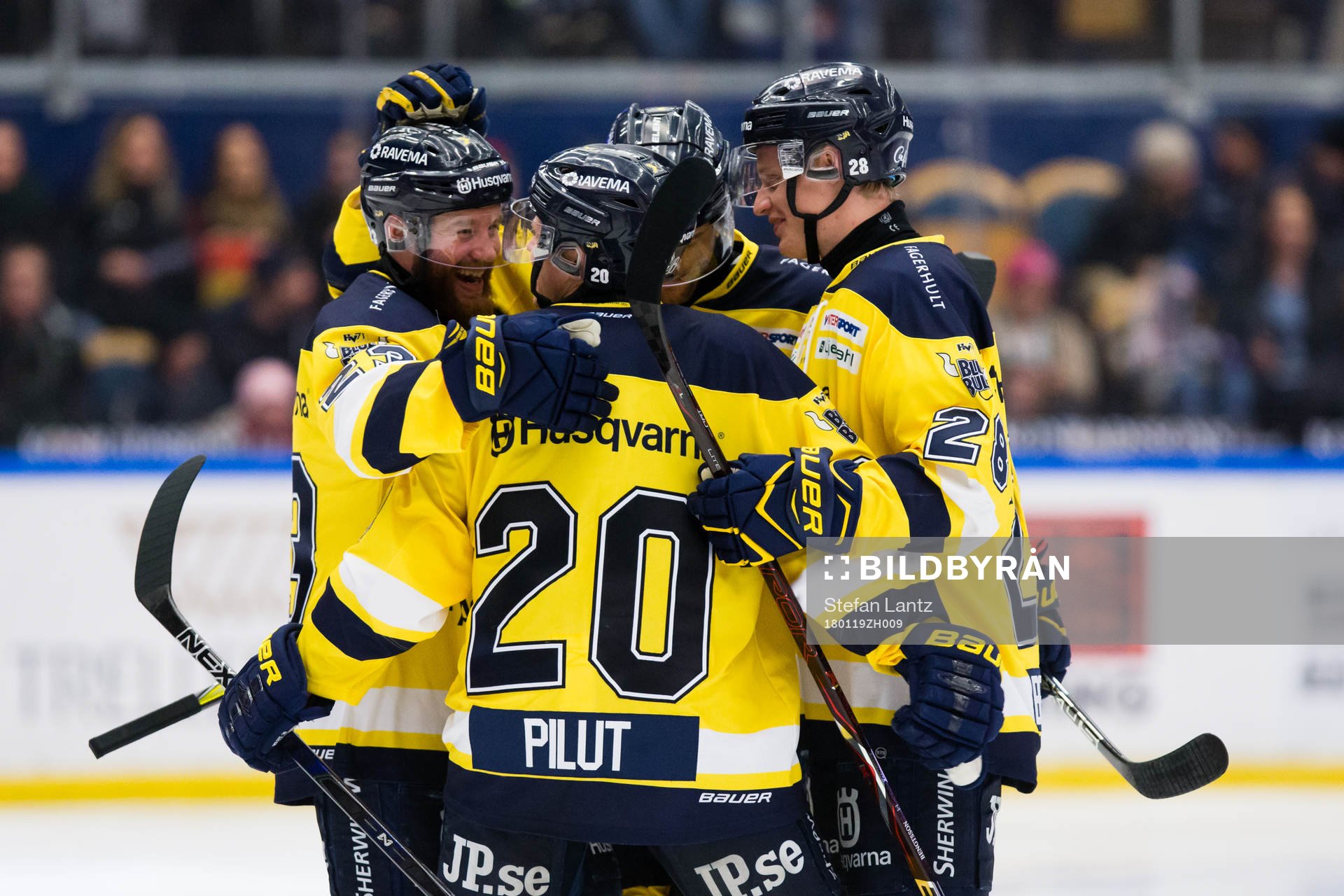 s Robin Figren, Lawrence Pilut och Anton Bengtsson jublar