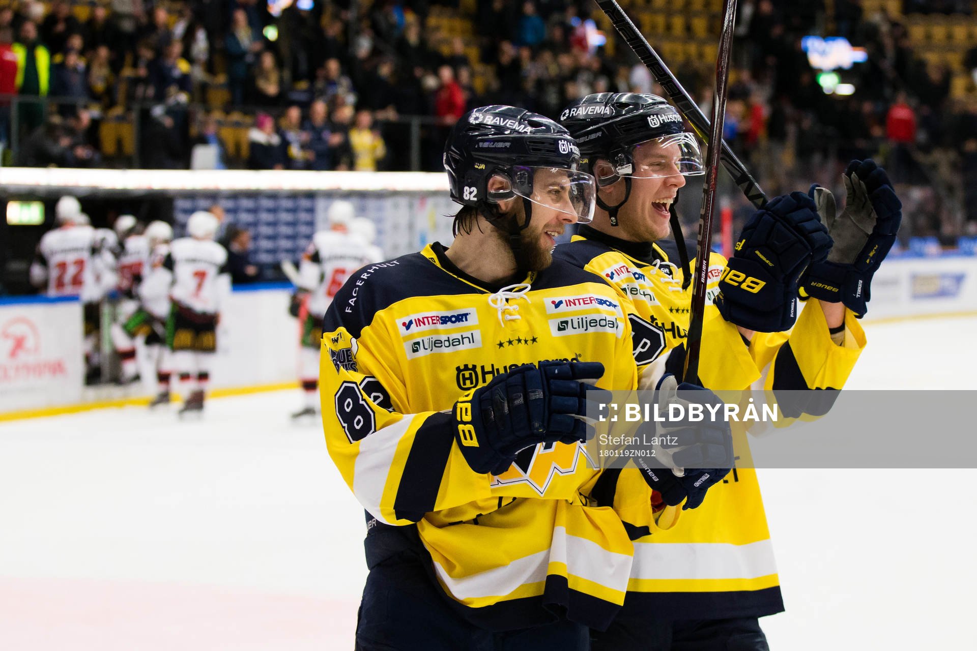 s Kevin Stenlund och Victor Ejdsell jublar