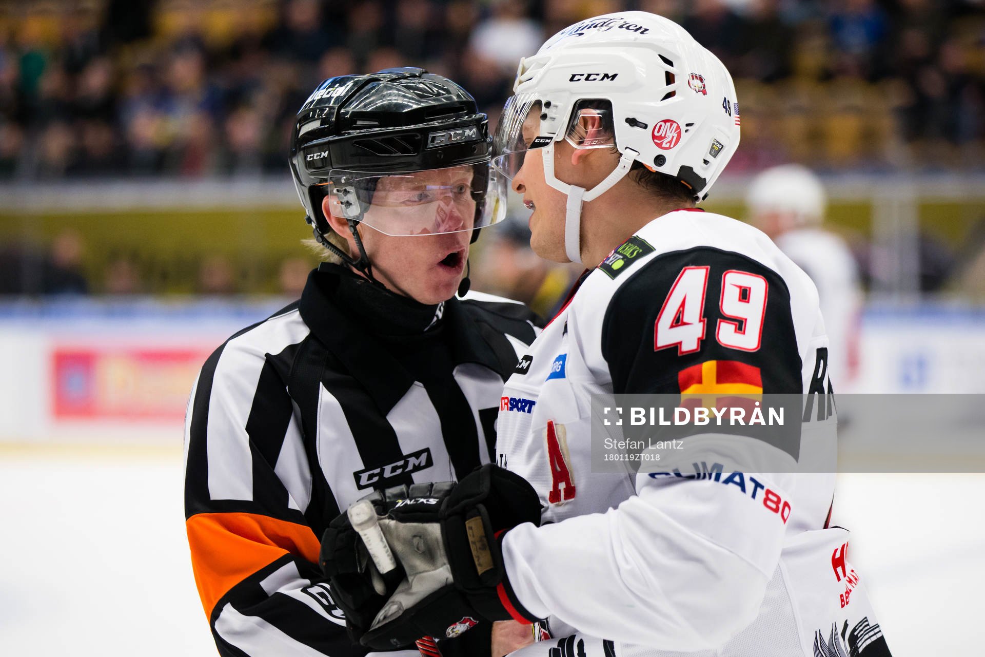 Domaren Pehr Claesson i samspråk med Malmö Redhawks Rhett