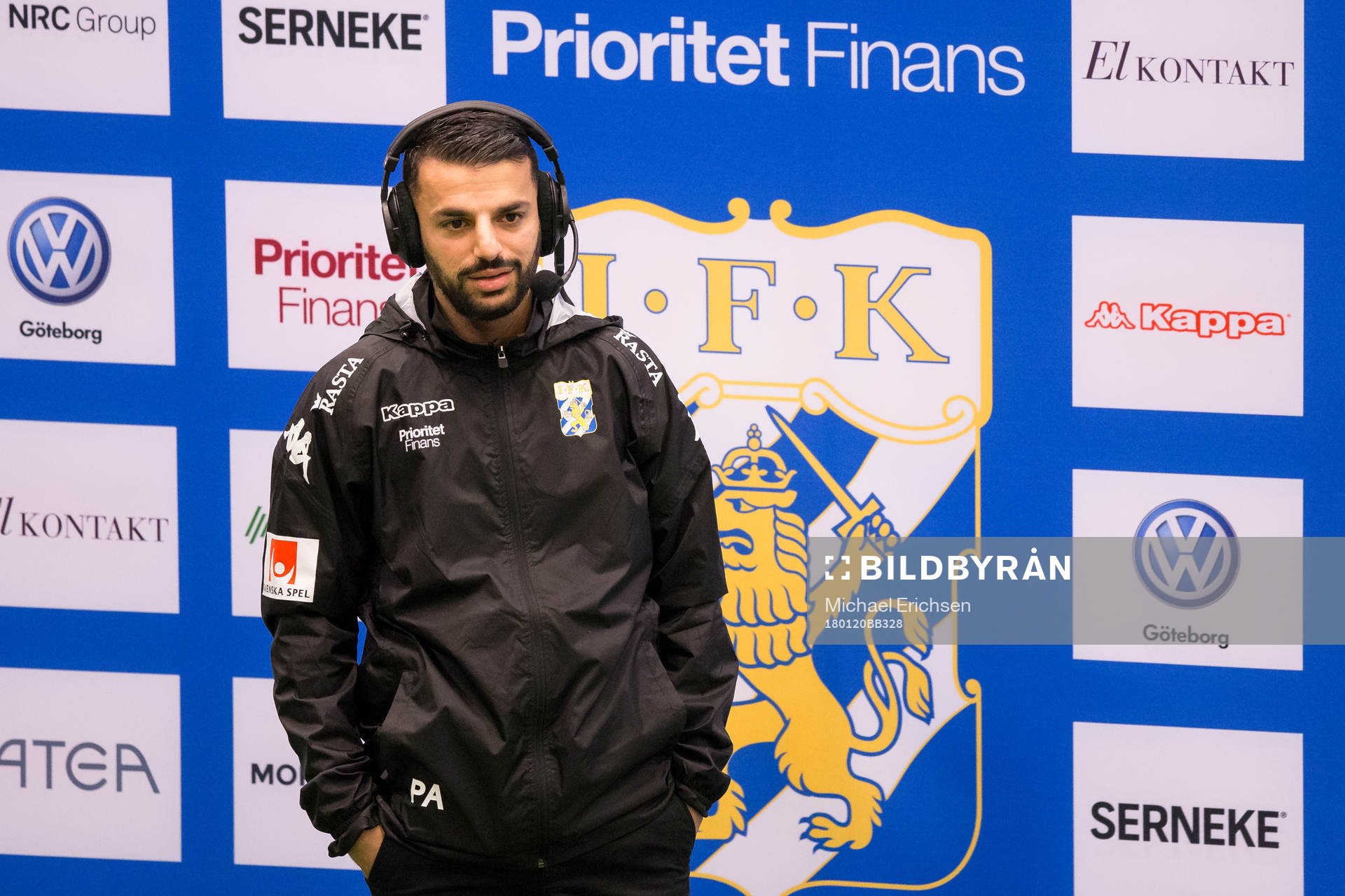 IFK Göteborgs tränare Poya Asbaghi blir intervjuad innan