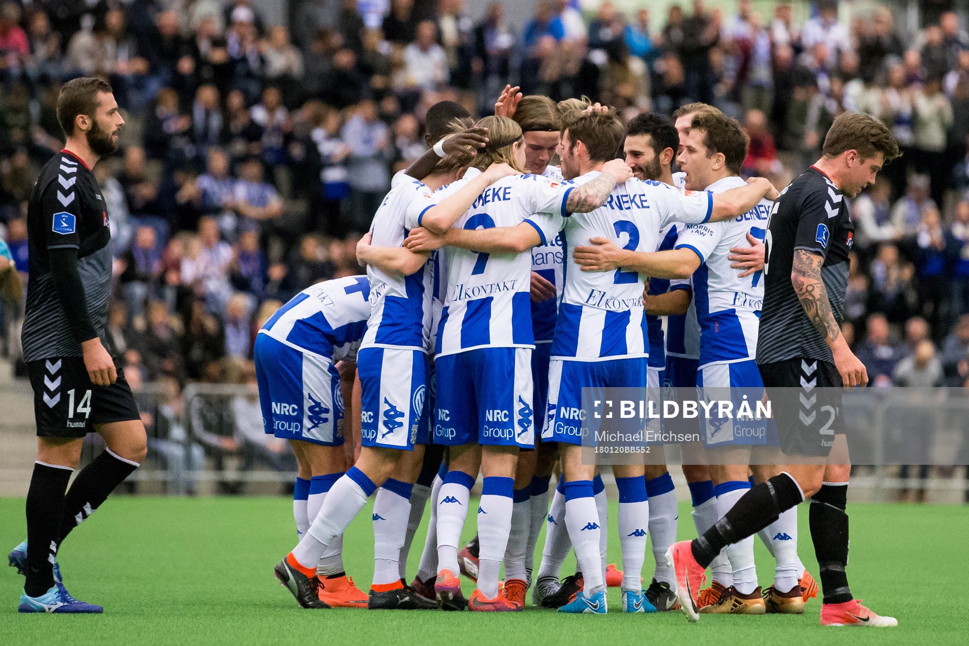 IFK Göteborgs Emil Salomonsson jublar med lagkamrater