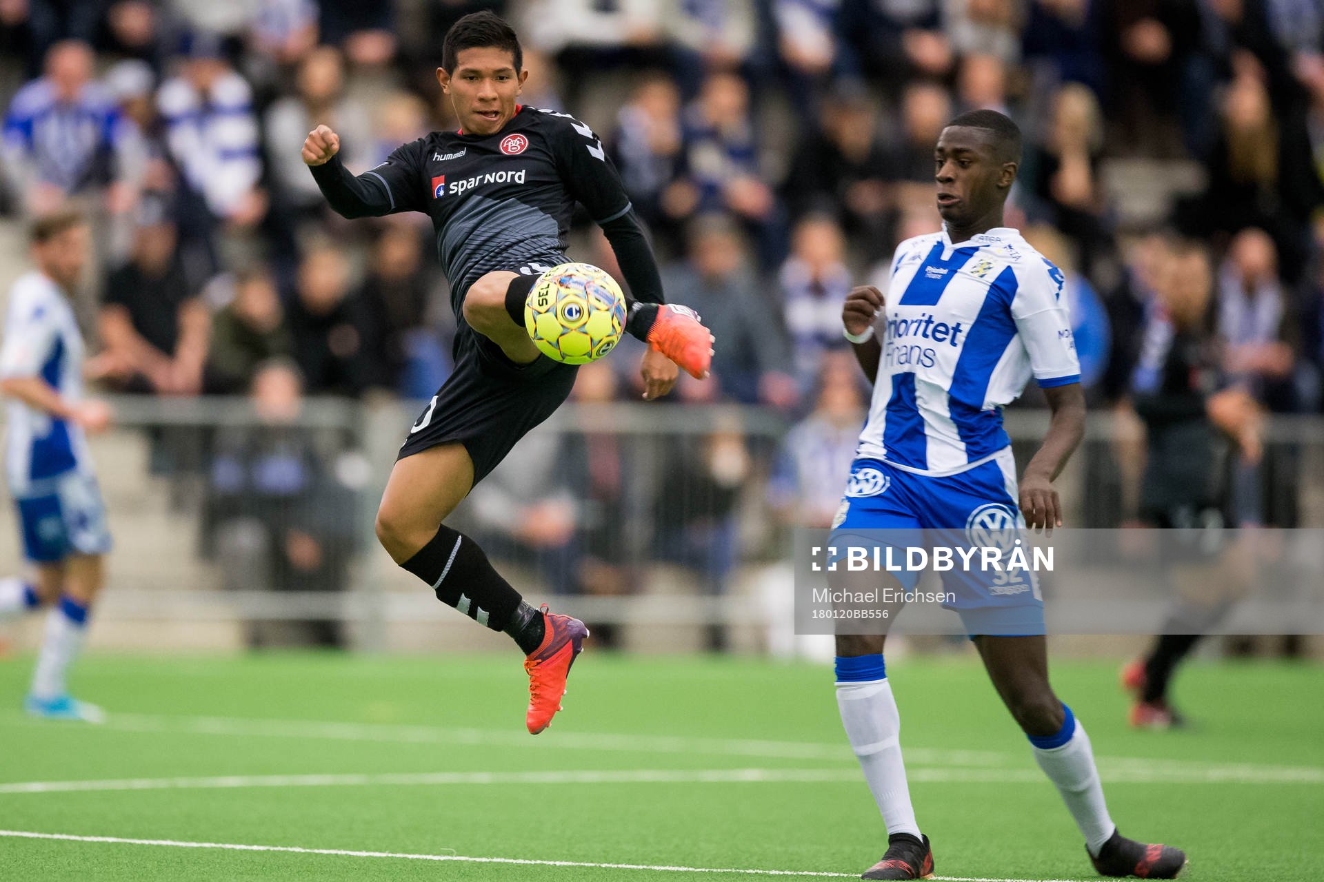 Ålborgs Edison Flores före IFK Göteborgs Adil Titi på