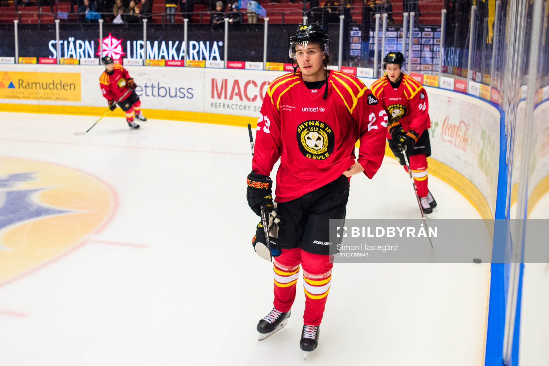 Brynäs Lucas Carlsson före ishockeymatchen i SHL mellan