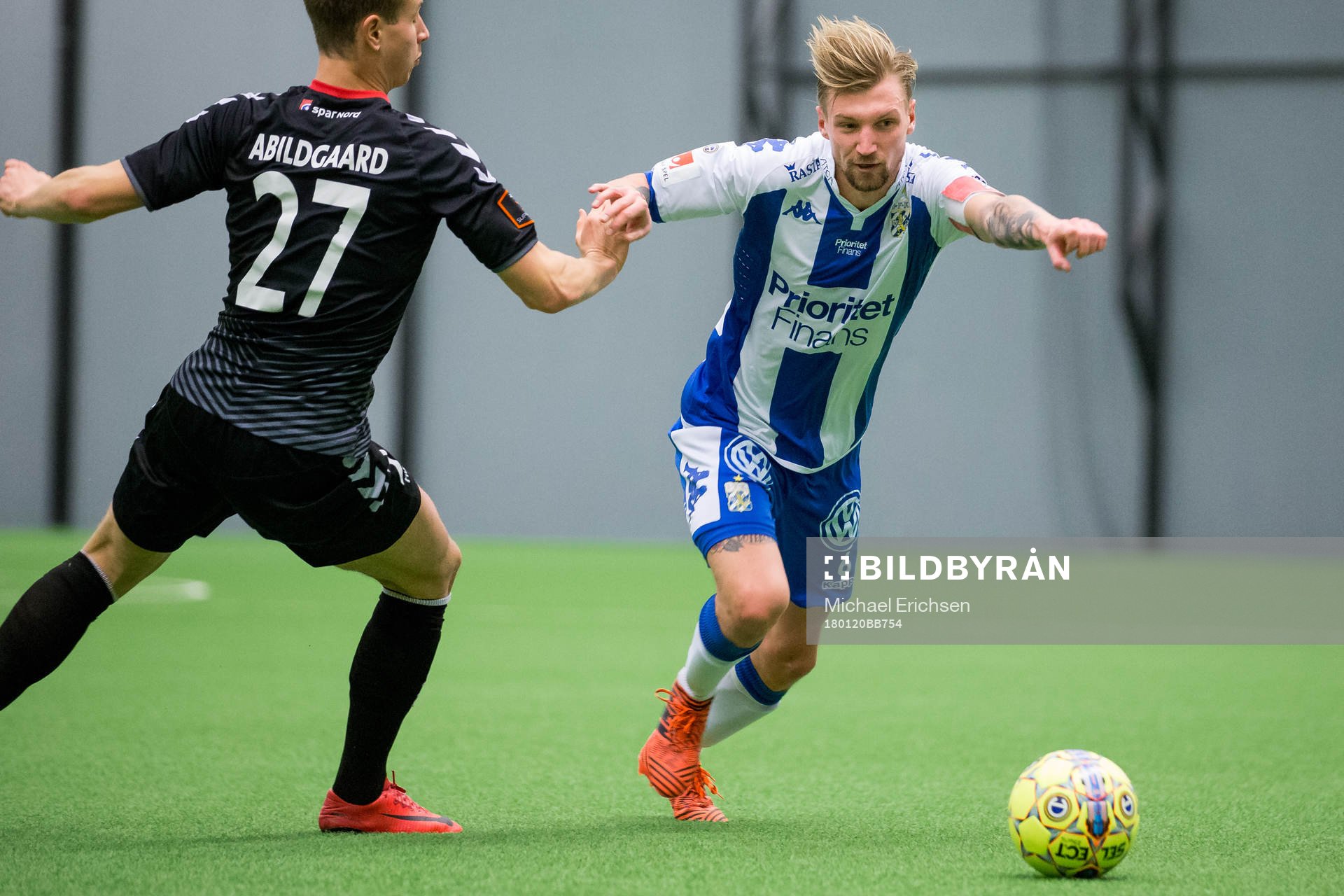 IFK Göteborgs Sebastian Eriksson dribblar sig förbi