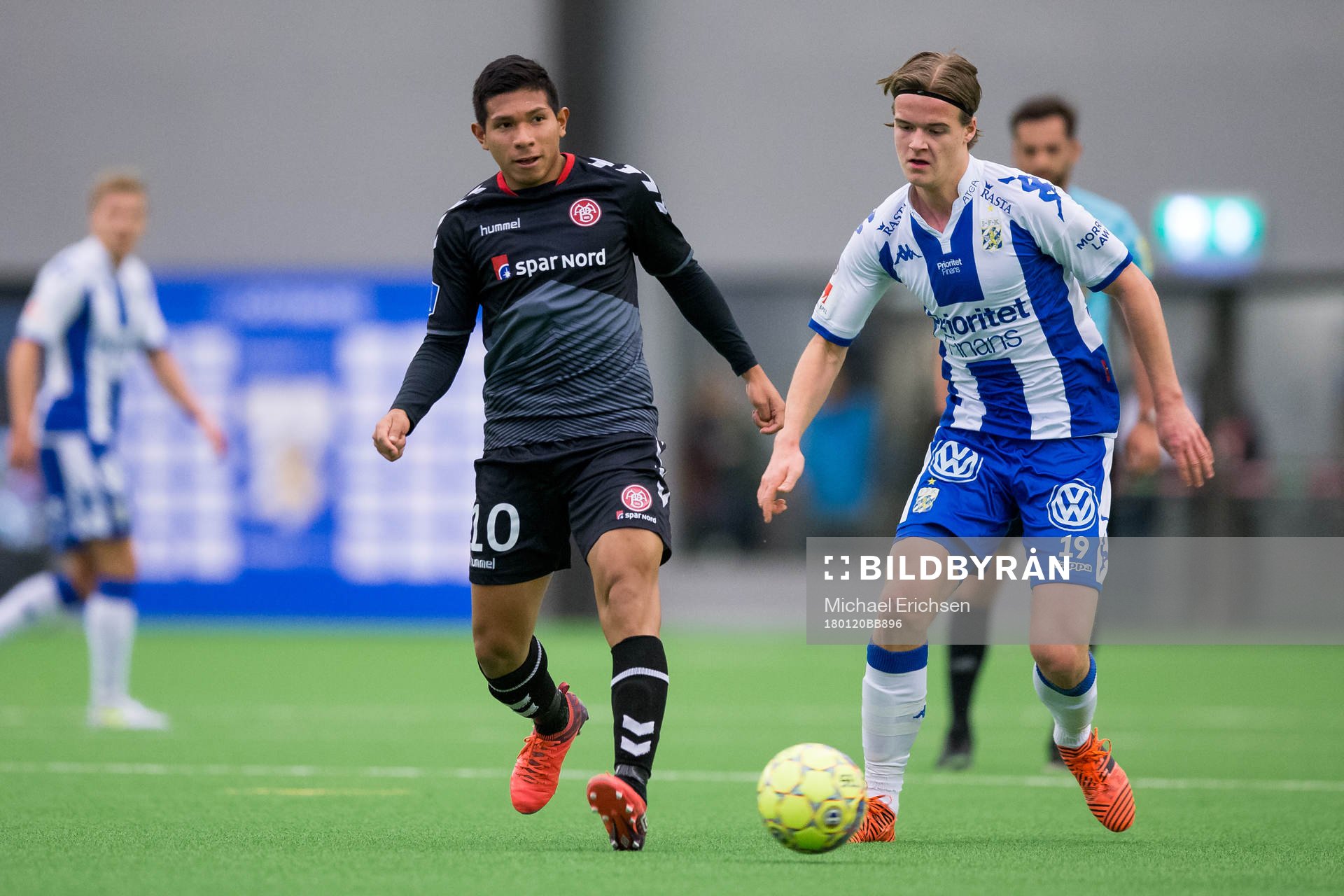 Ålborgs Edison Flores mot IFK Göteborgs August Erlingmark