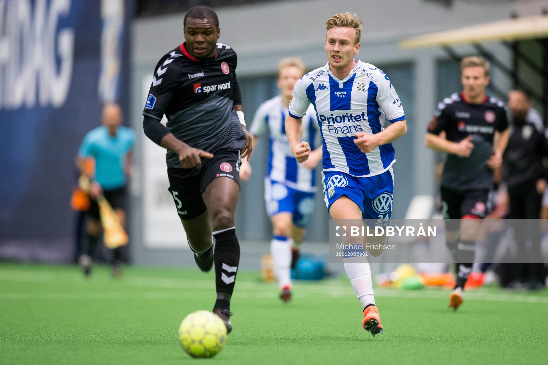 IFK Göteborgs Sebastian Ohlsson jagar Ålborgs Jores Okore