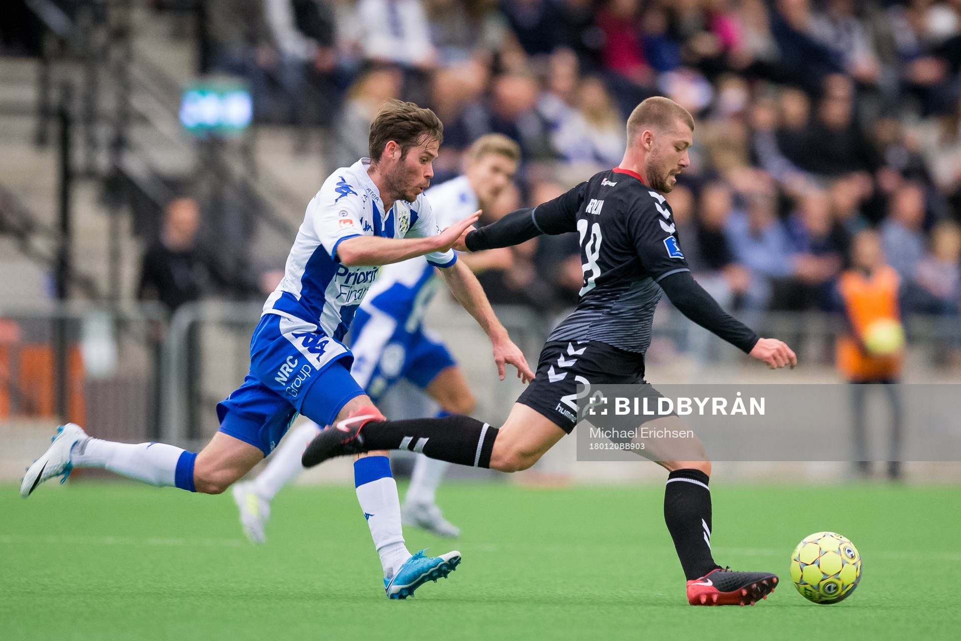 IFK Göteborgs Emil Salomonsson pressar Ålborgs Yann Rolim