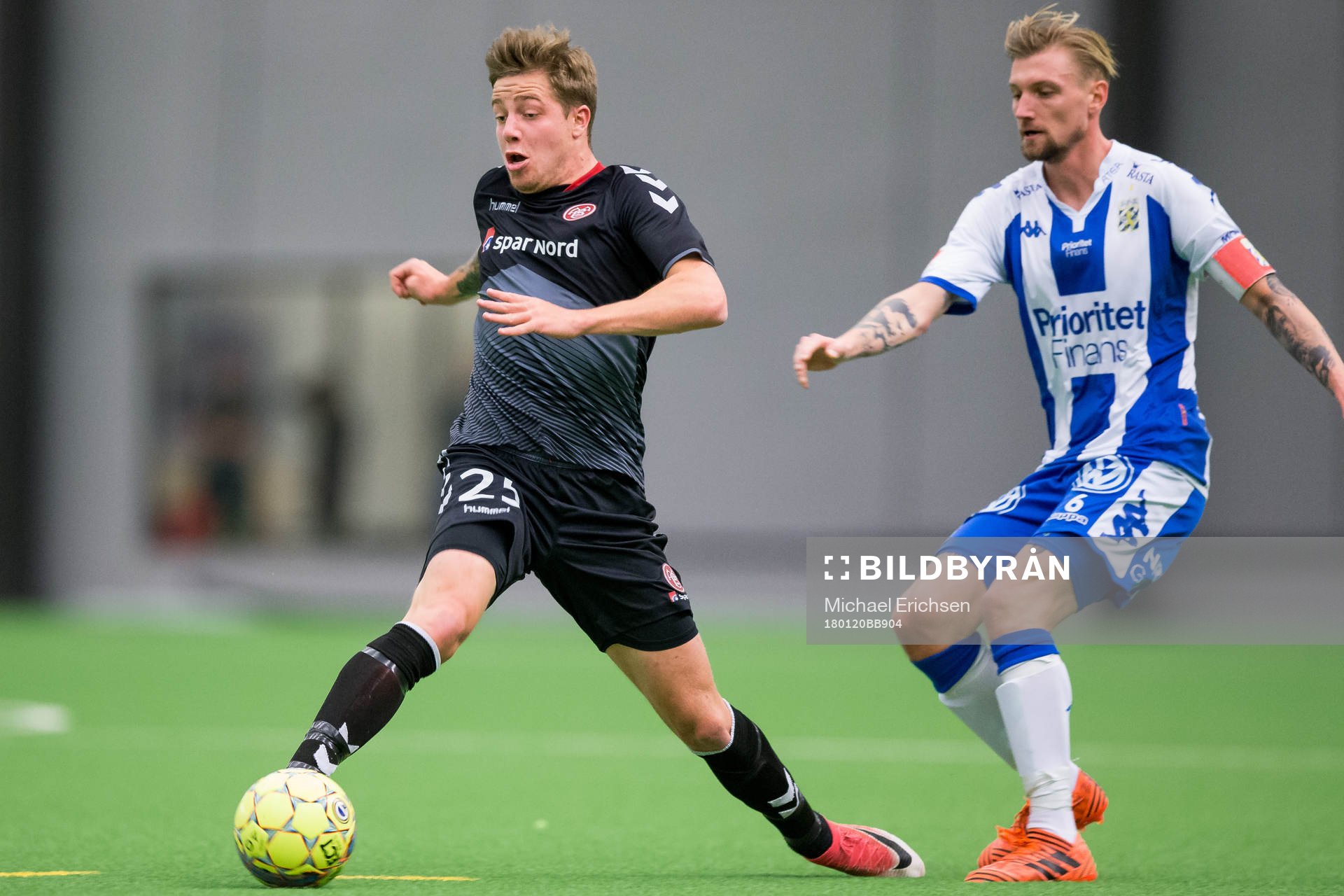 Ålborgs Frederik Börsting före IFK Göteborgs Sebastian