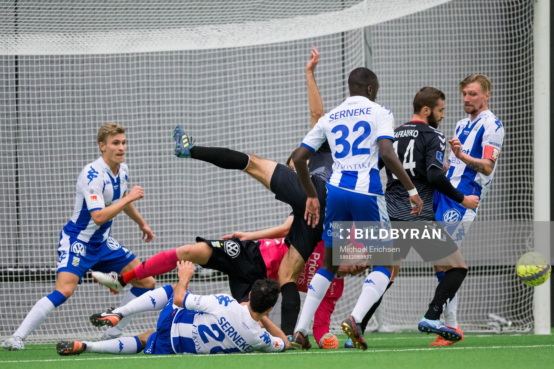 IFK Göteborgs målvakt Erik Dahlin räddar en målchans