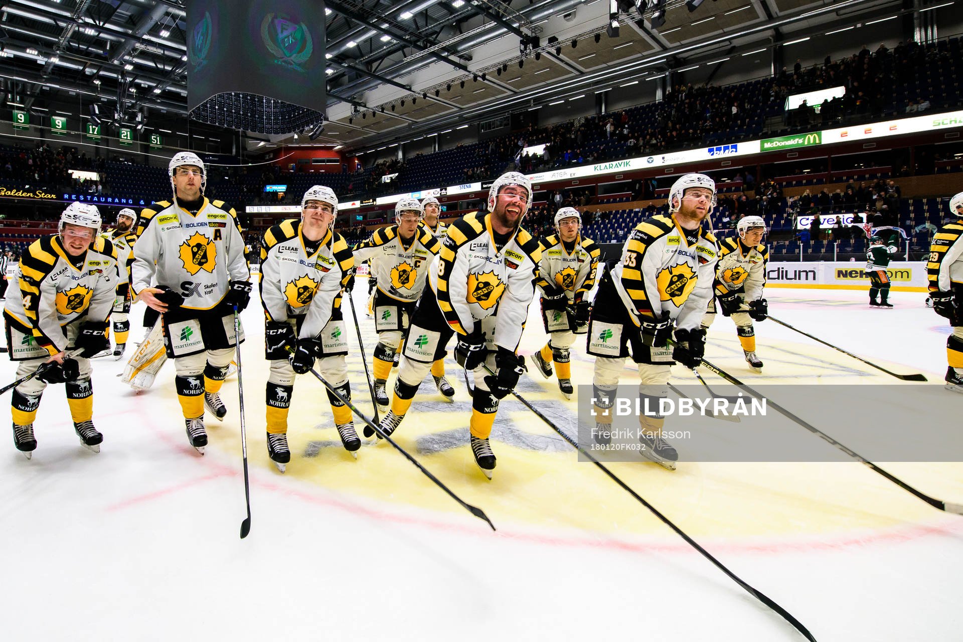 Skellefteås spelare tackar publiken