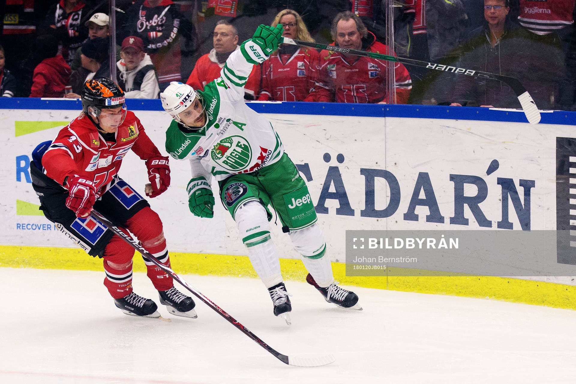Örebros Christopher Mastomäki i kamp om pucken med