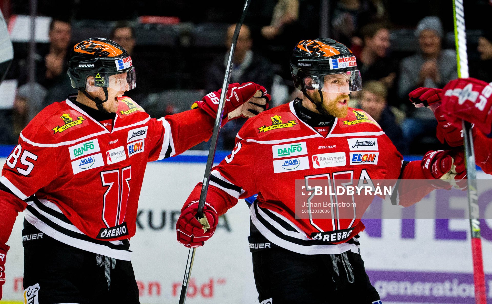 Örebros Kalle Olsson och Joakim Andersson jublar vid 1-1