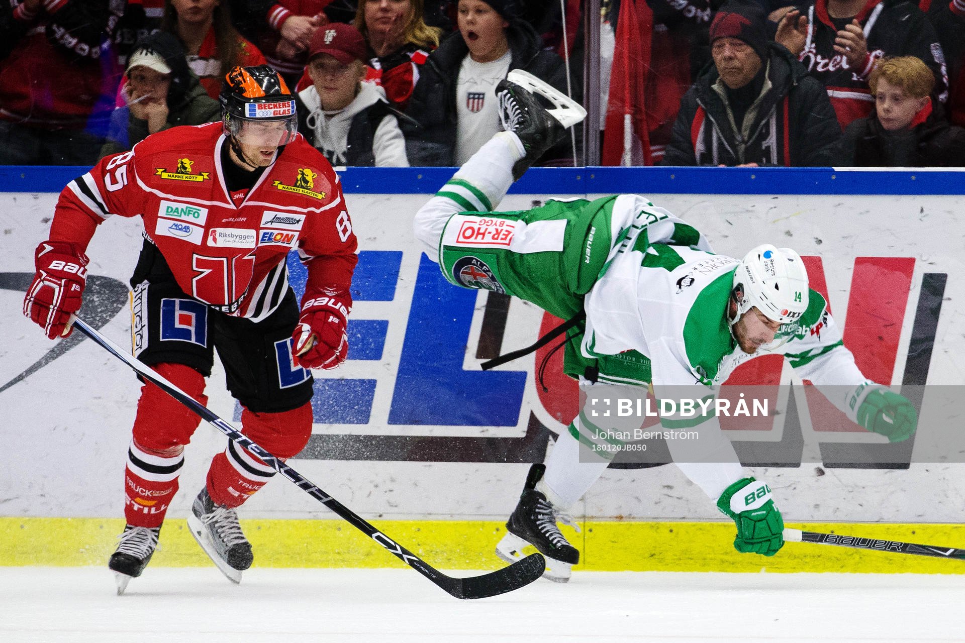 Örebros Kalle Olsson tacklar Rögles Stephen Perfetto