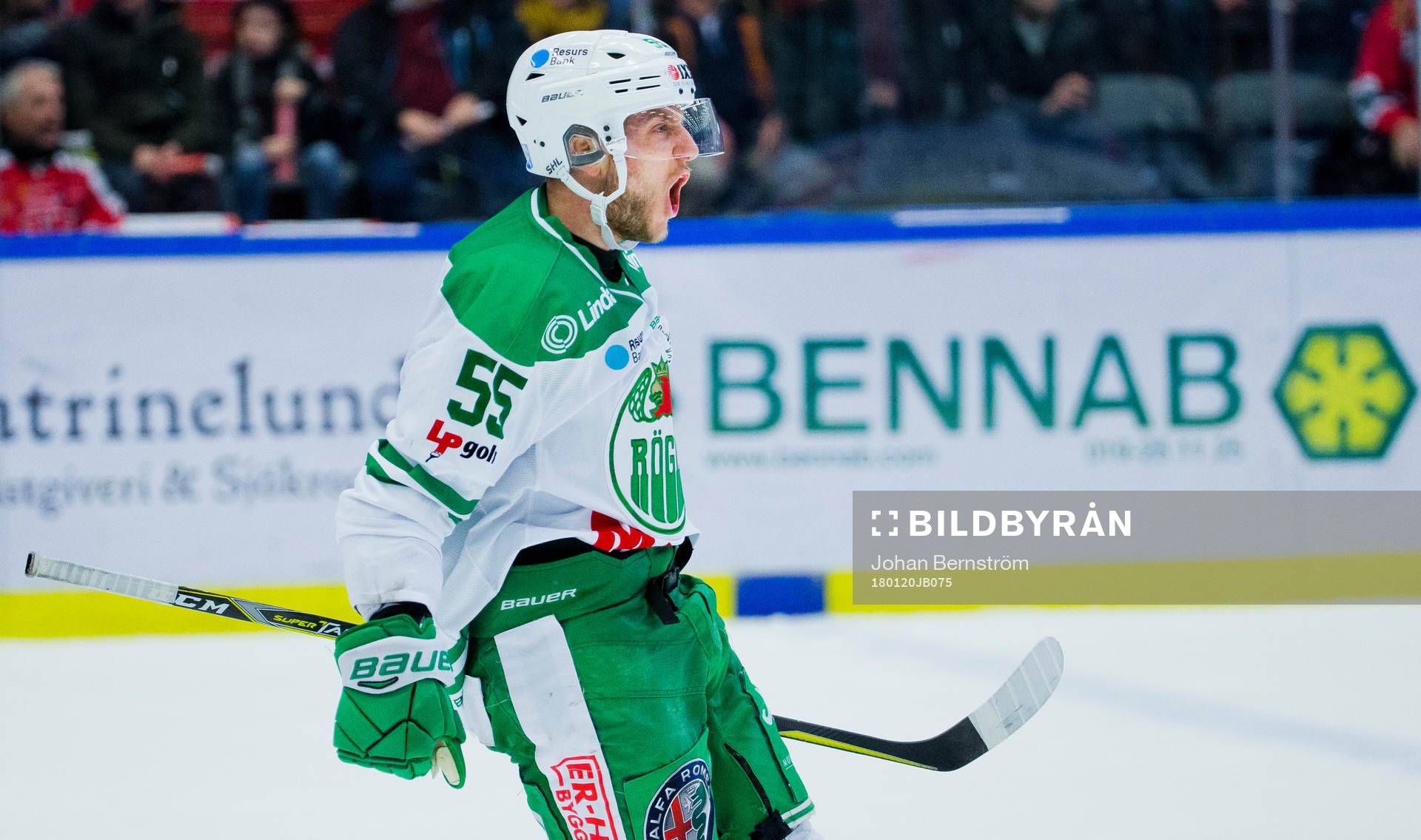 Rögles Benjamin Youds jublar vid 2-3 målet