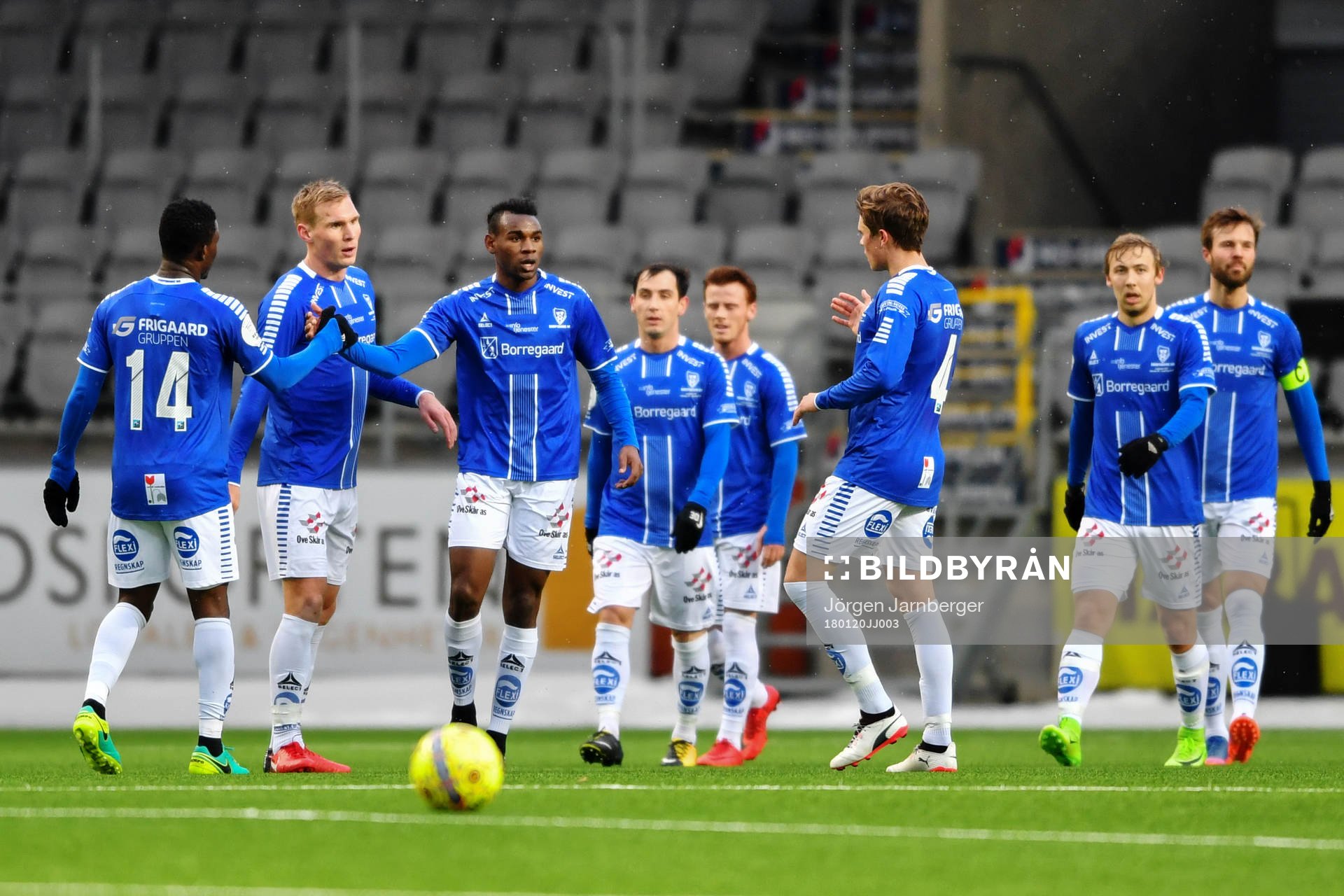 Sarpsborgs Rashad Muhammed (mitten) jublar med lagkamrater efter att han gjort 0-1-målet under träningsmatchen i fotboll mellan Elfsborg och Sarpsborg 08 den 20 januari 2018 i Borås.