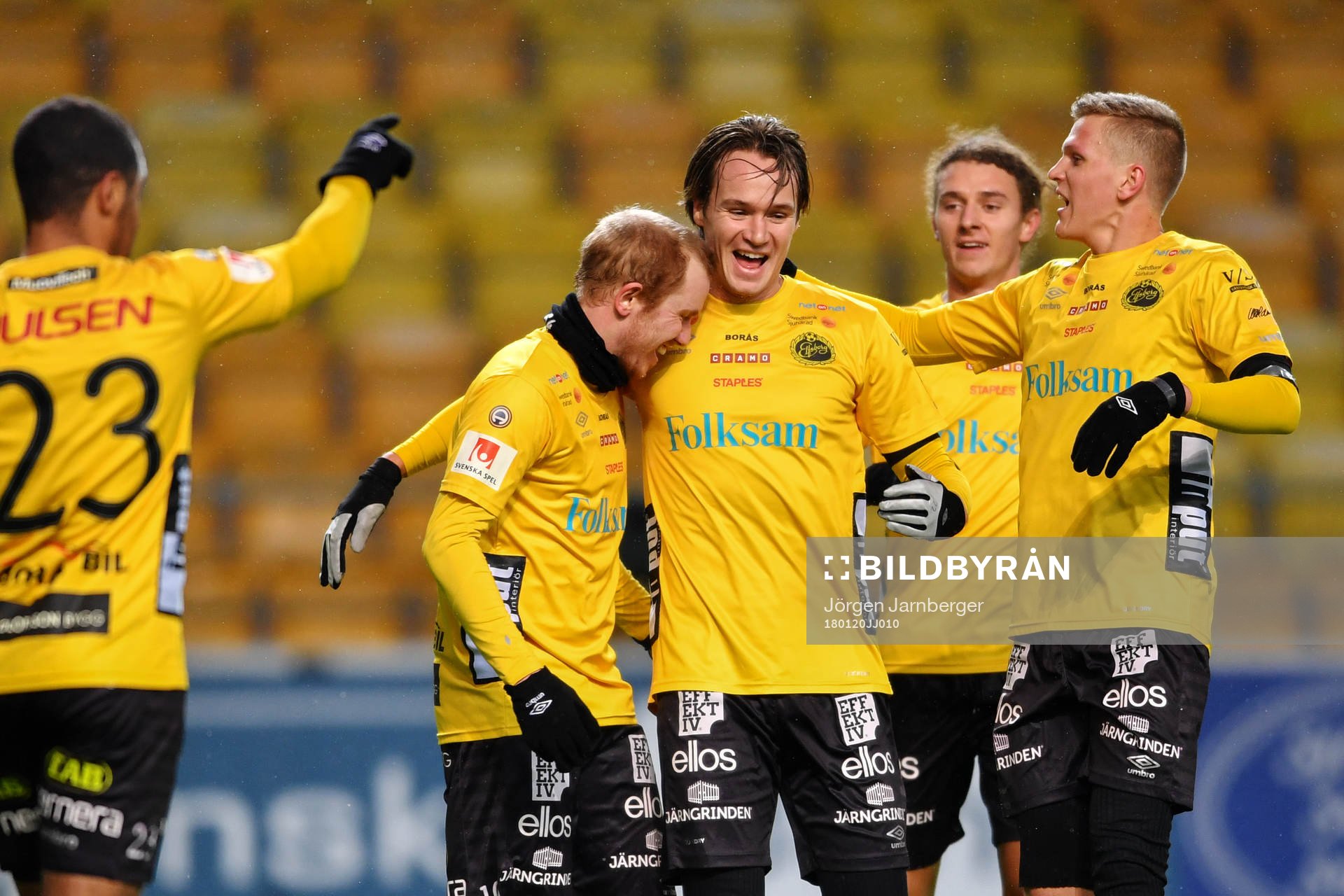 Elfsborgs Viktor Prodell (mitten) jublar med lagkamrater efter att han kvitterat till 1-1 under träningsmatchen i fotboll mellan Elfsborg och Sarpsborg 08 den 20 januari 2018 i Borås.