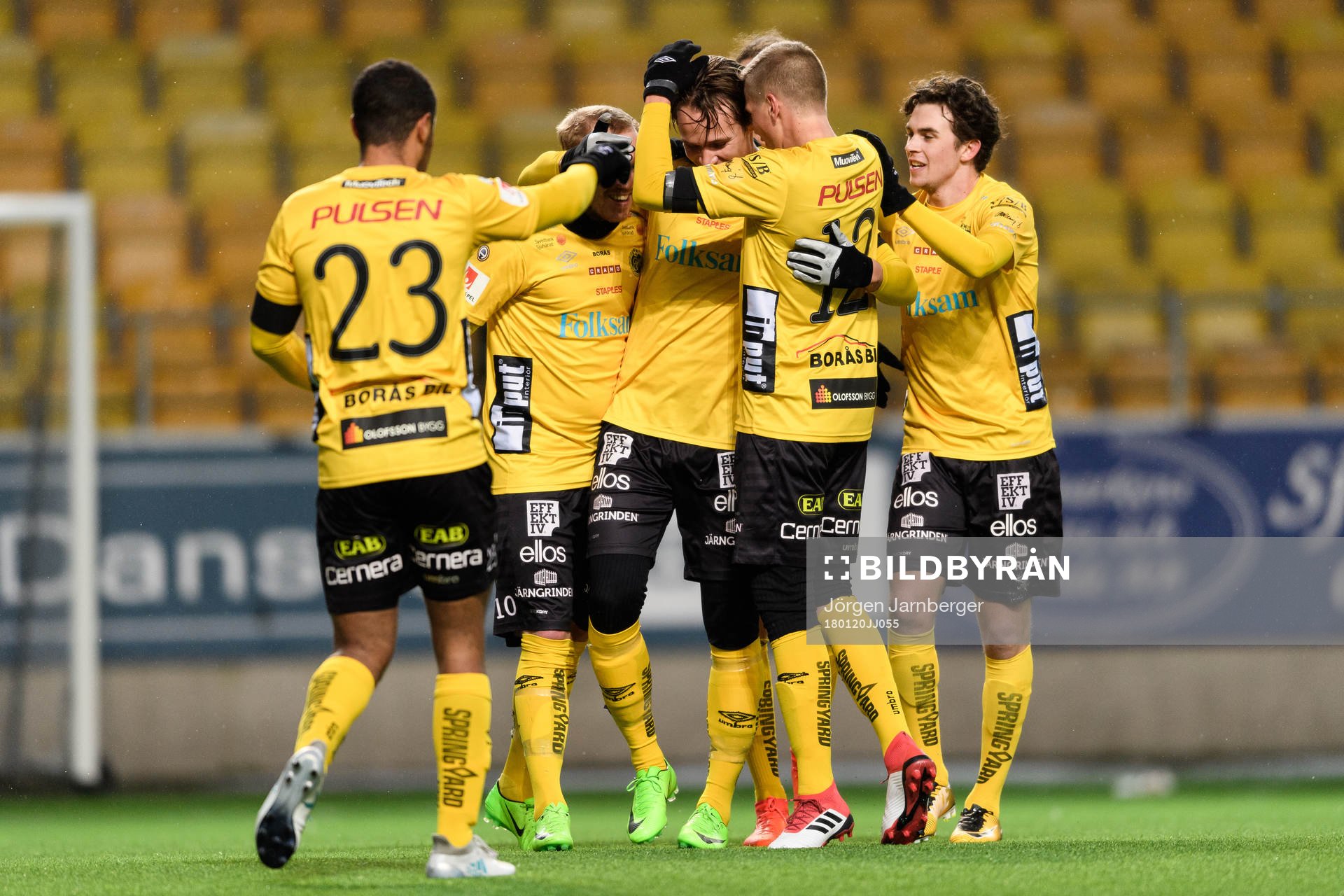 Elfsborgs Viktor Prodell (skymd i bild) kramas om