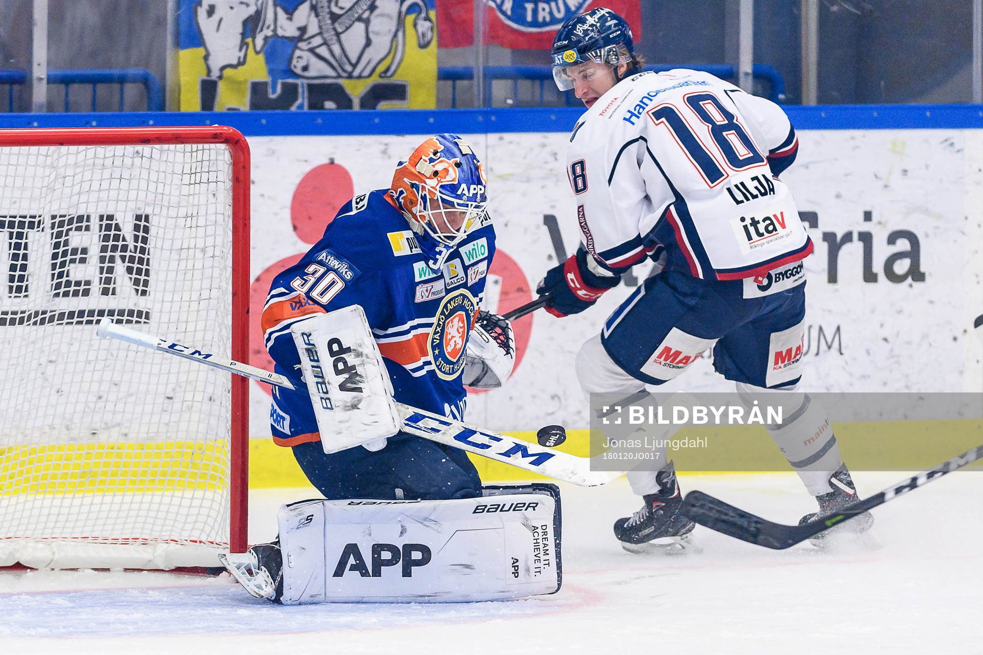 Växjös målvakt Viktor Fasth stoppar en puck när
