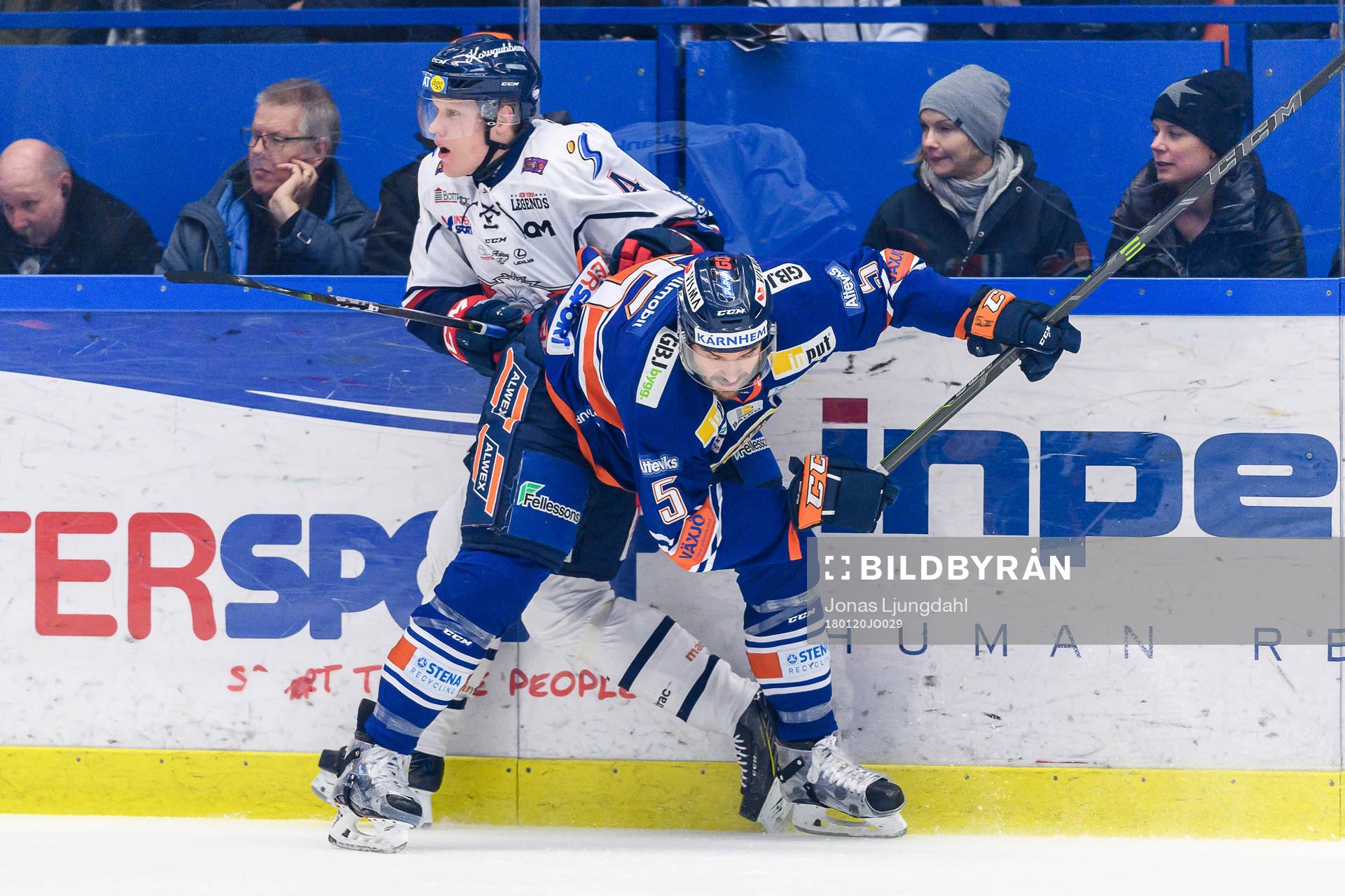Växjös Noah Welch  tacklar Linköpings Niclas Lundgren