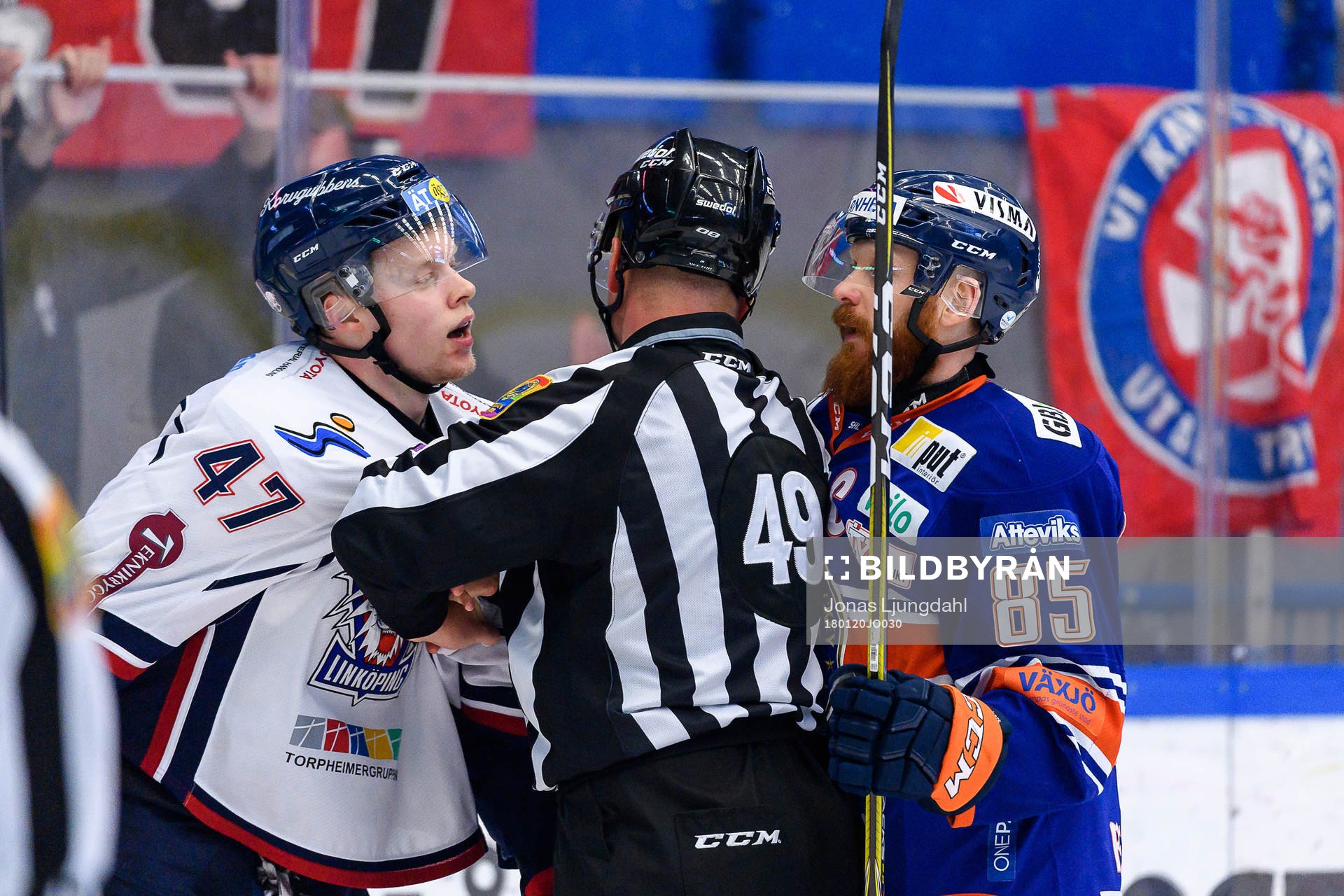 Gruff mellan Linköpings Anton Karlsson och Växjös Liam