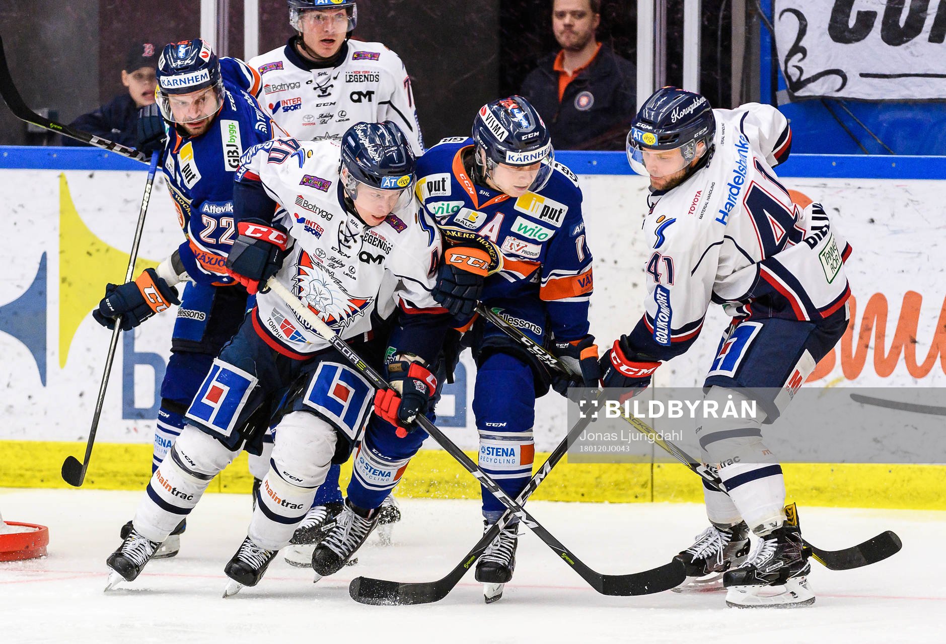 Växjös Tuomas Kiiskinen mellan Linköpings Ken André