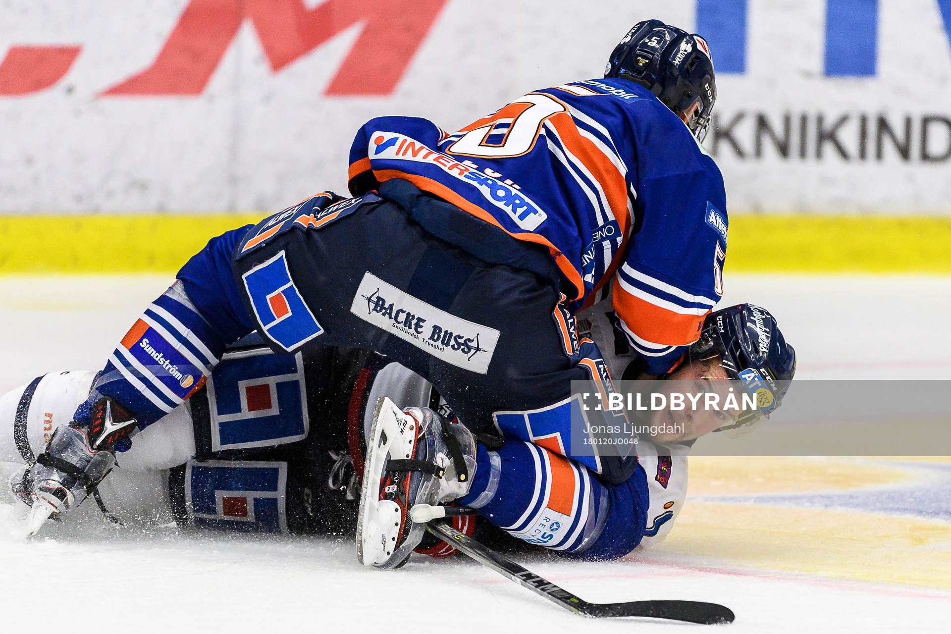 Växjös Noah Welch trycker ner Linköpings Andrew Gordon