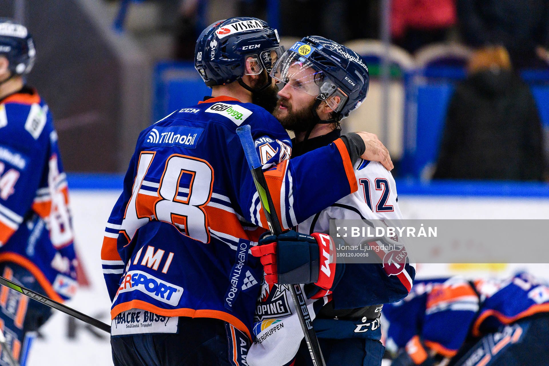 Växjös Daniel Rahimi kramar om Linköpings Sebastian